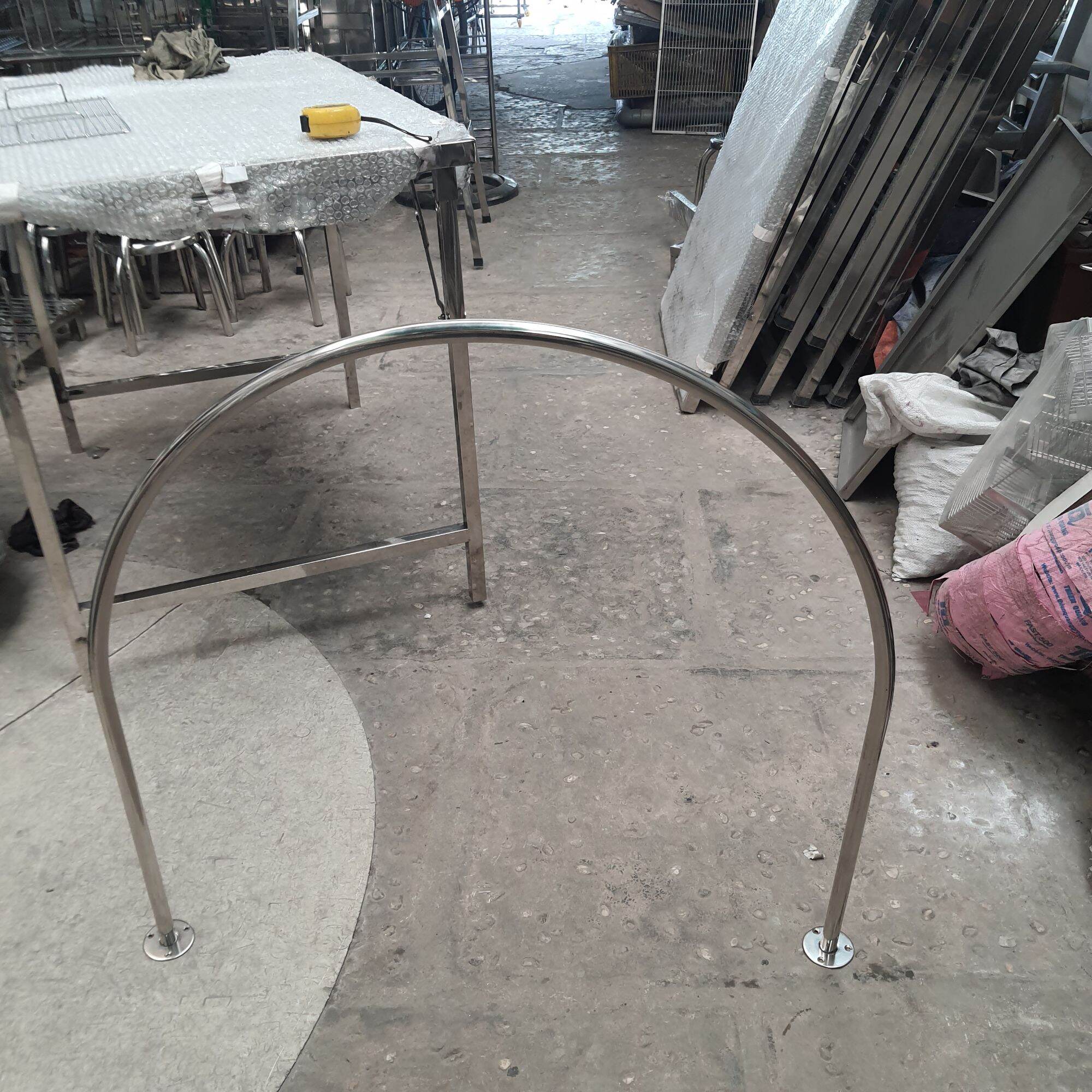 Vòng thử đồ , vòng thay đồ inox nhiều loại khác nhau bắt cùng một bên tường hoặc bắt ở góc tường vuông góc nhau