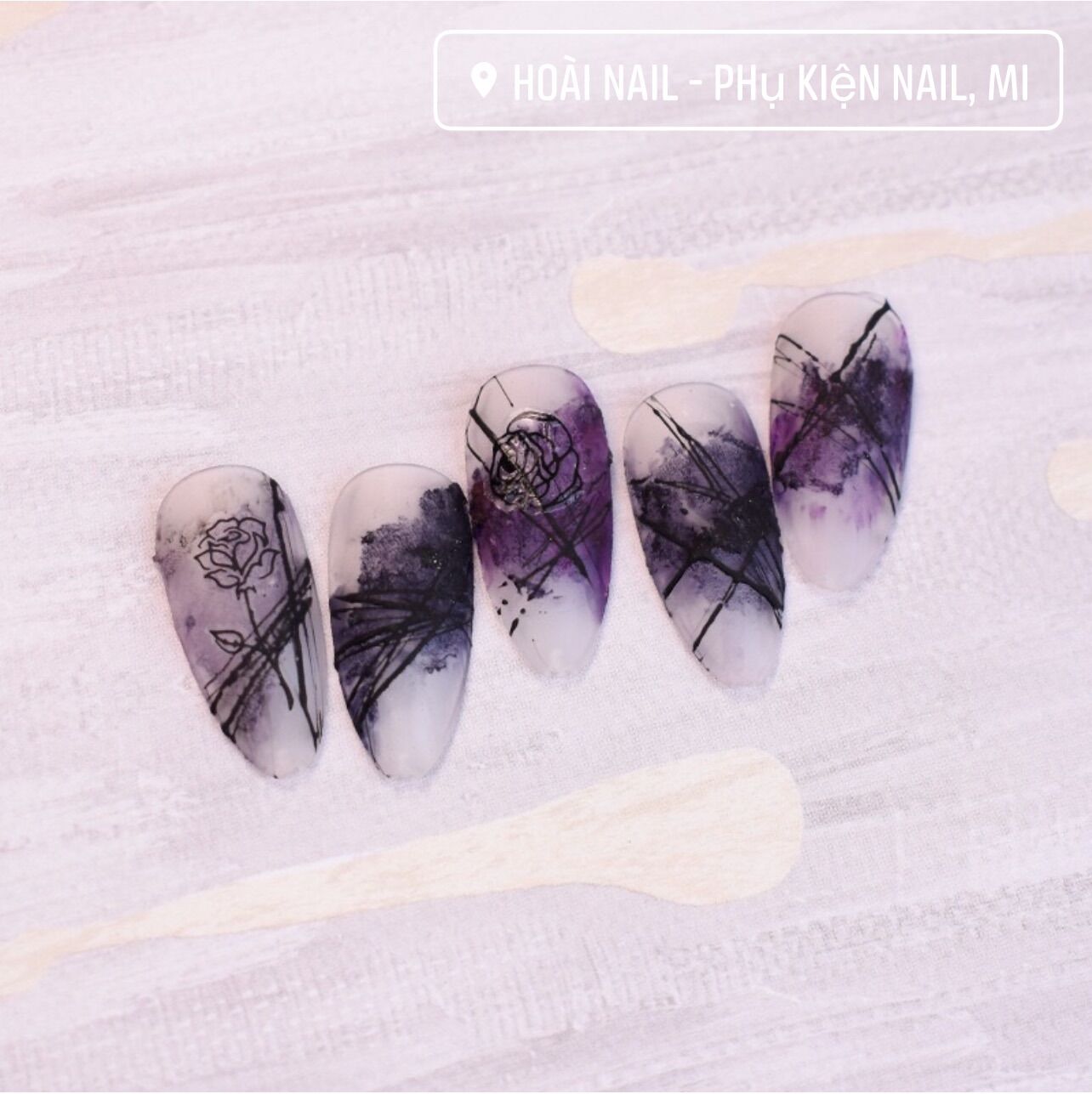 Sticker hoa hồng đen dán móng tay