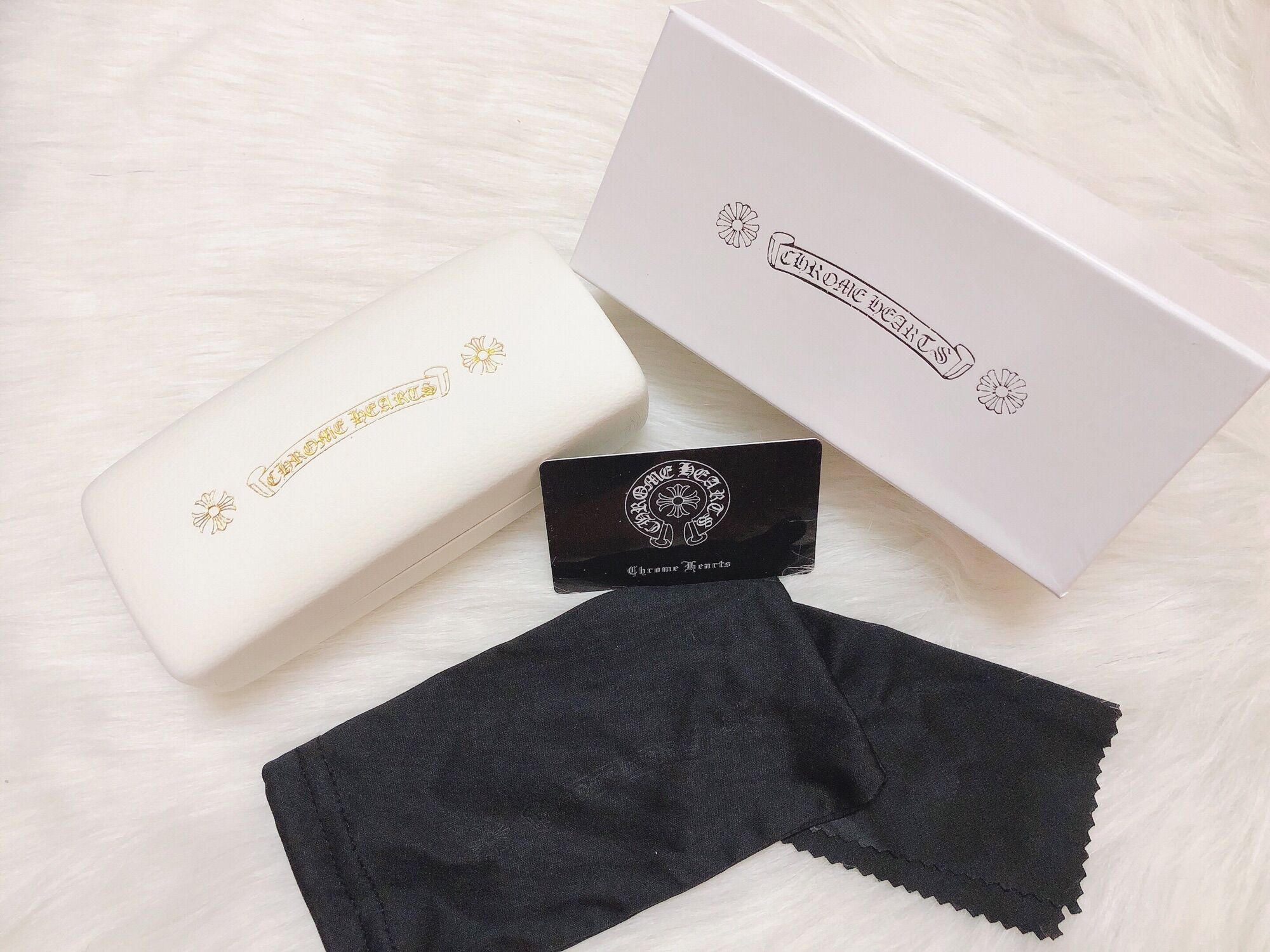 Hộp đựng kính Chrome Hearts