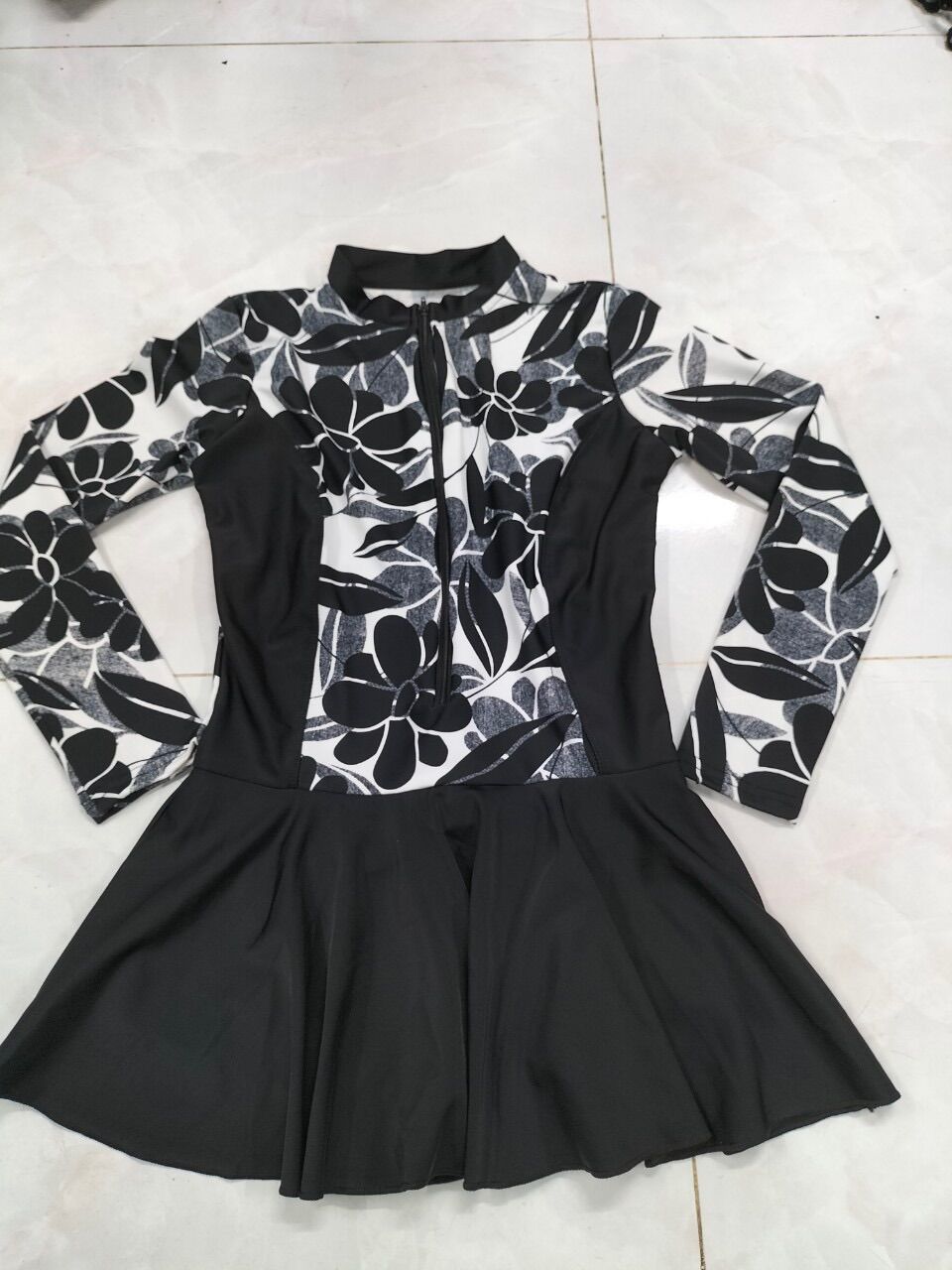 Bikini liền mảnh váy kín đáo
