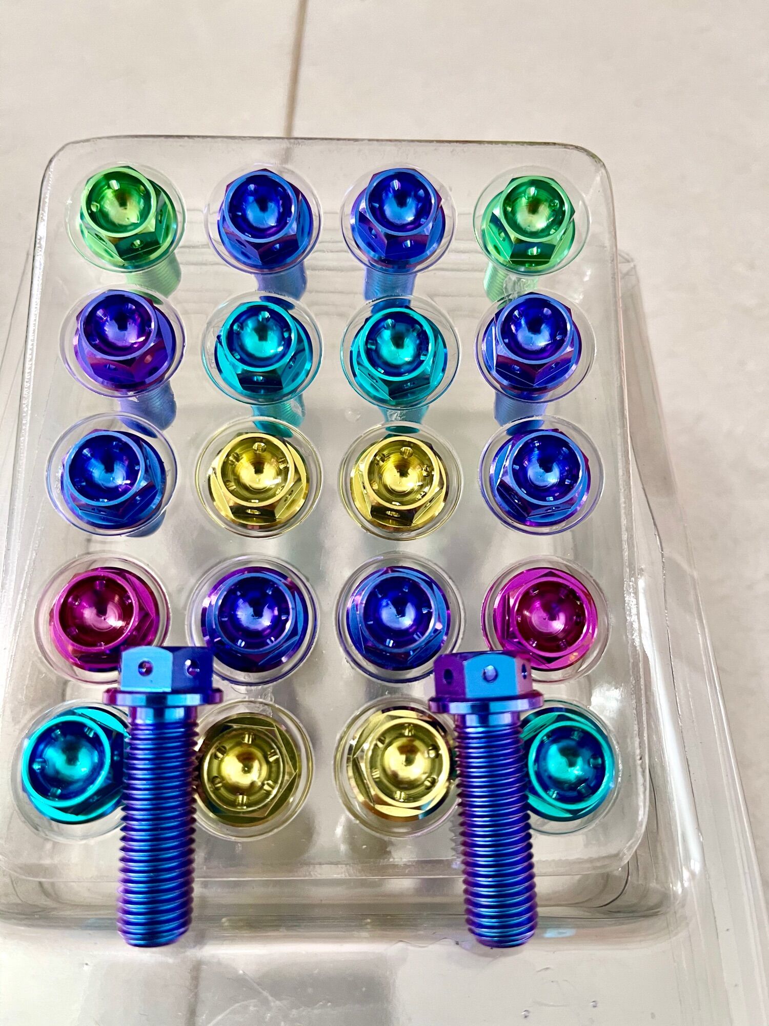 1 ốc titan gr5  10li30 đầu prolot xanh tím