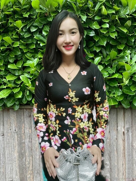 Áo bà ba in hoa vải lụa pha thun cổ tim tay dài