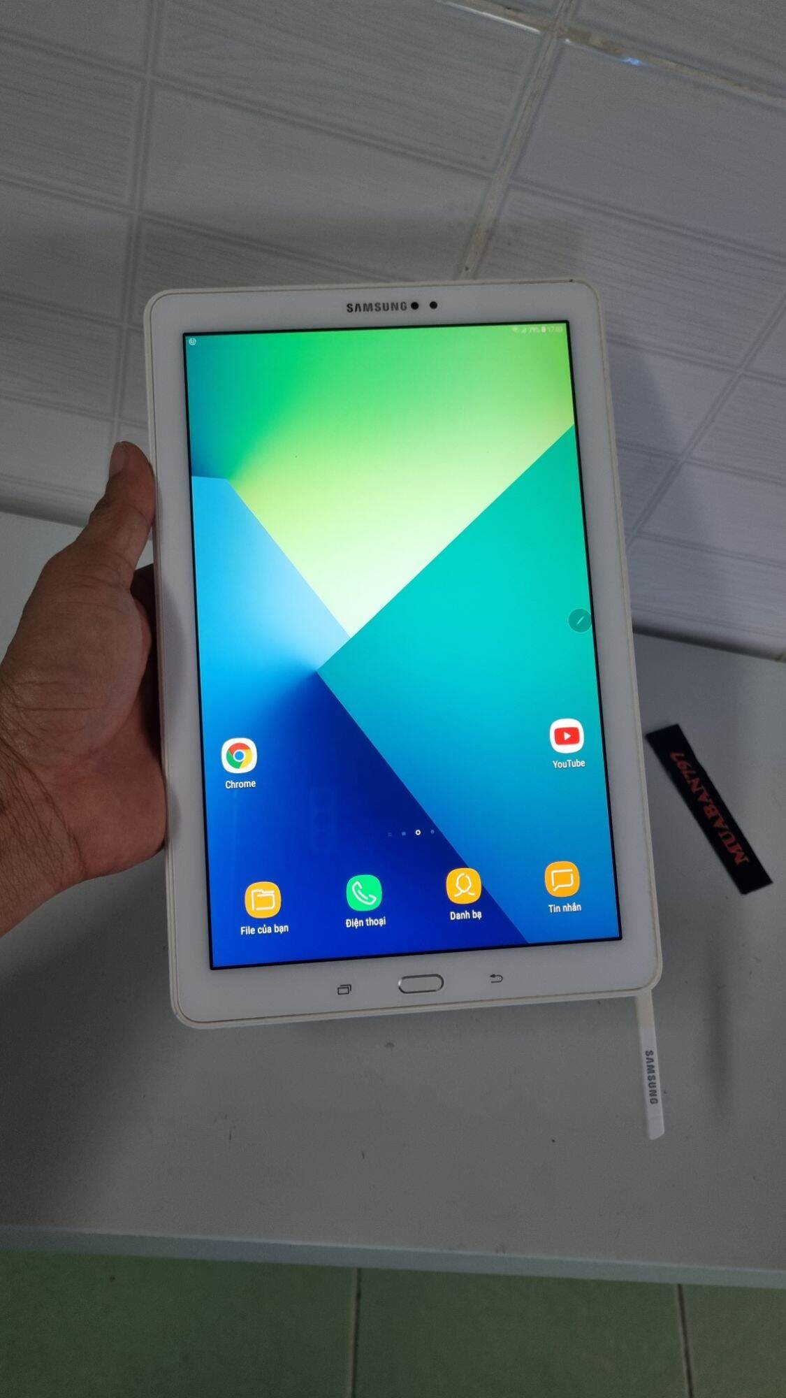Samsung P585 Tablet with 10.5 Inch Screen
