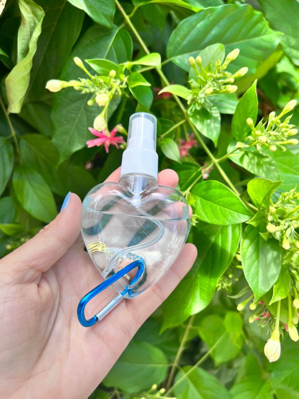 Móc khoá đựng xịt khuẩn hình trái tim