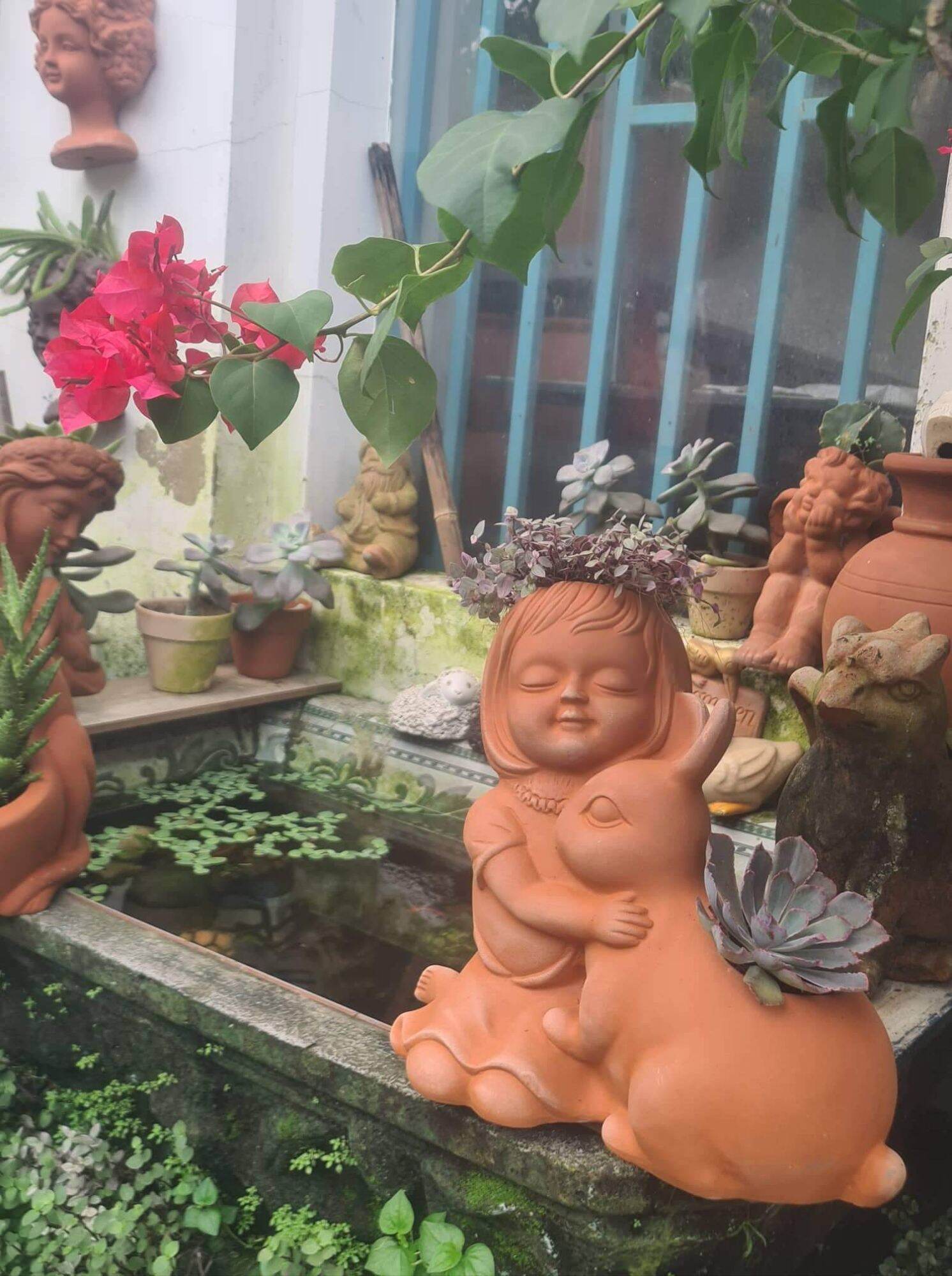 Chậu đất nung Bình Dương bé gái ôm thỏ