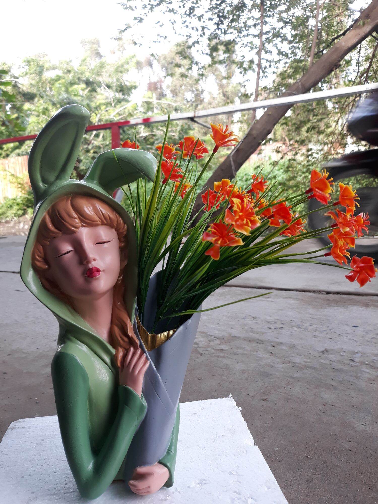 Bình hoa cô gái