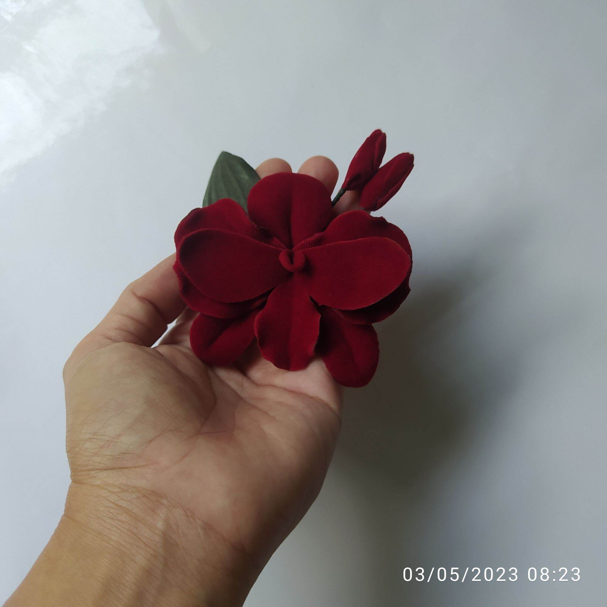 Hoa lan cài áo handmade Canto màu đỏ đô