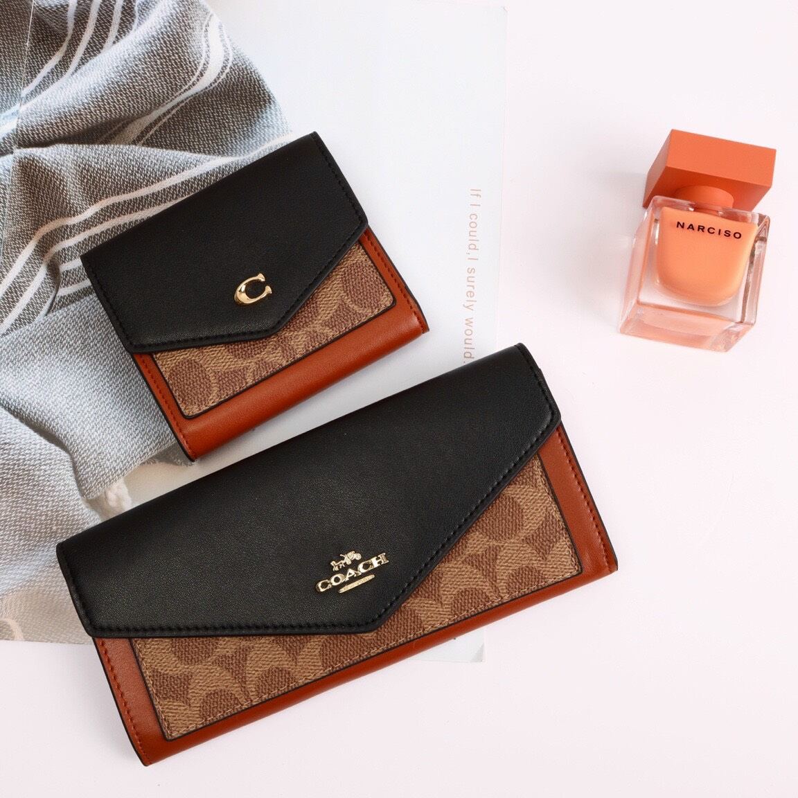 Ví Coach mini dáng bì thư xinh xắn