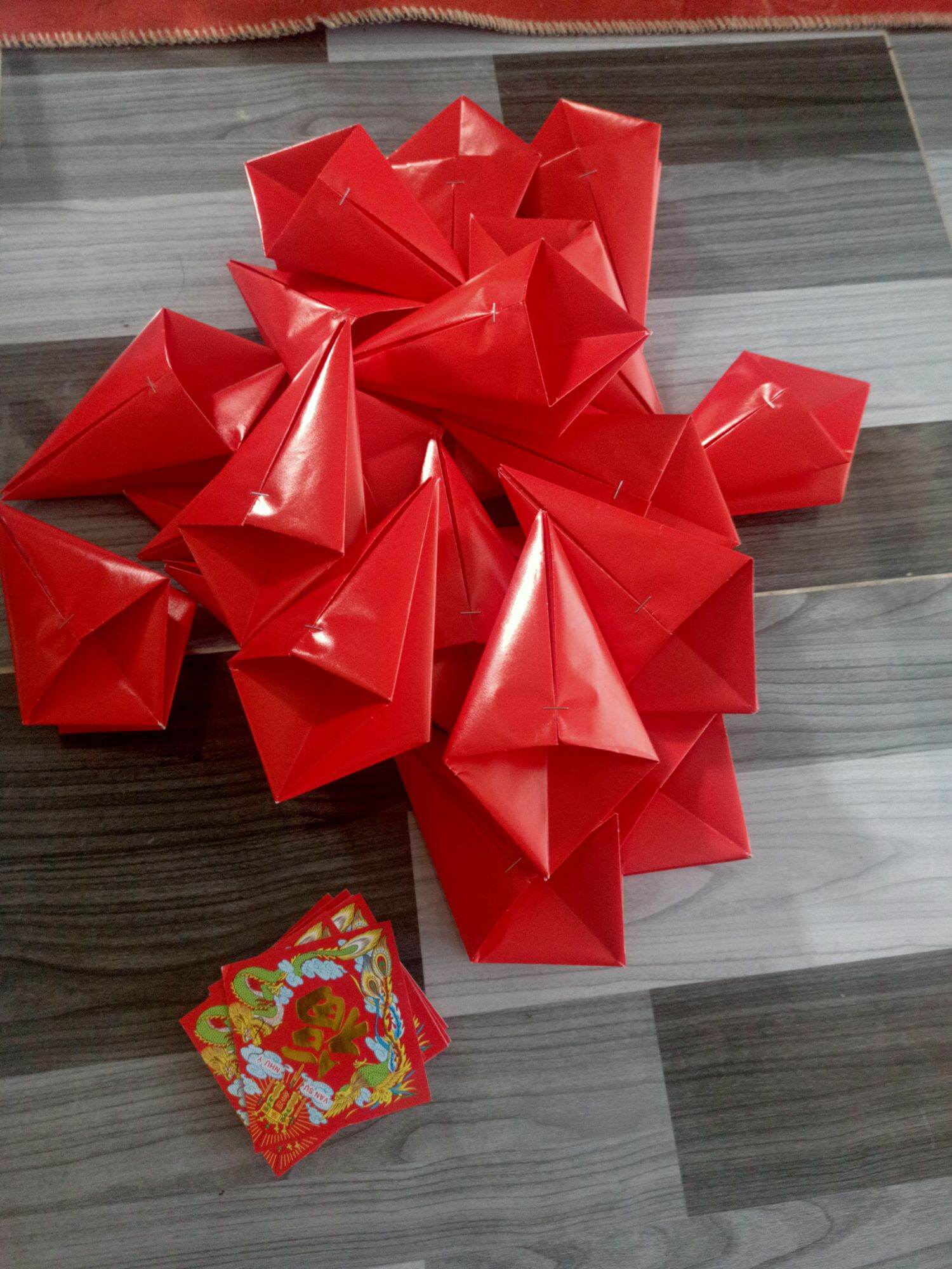 Gói lộc hoa sen bằng giấy hồng đơn