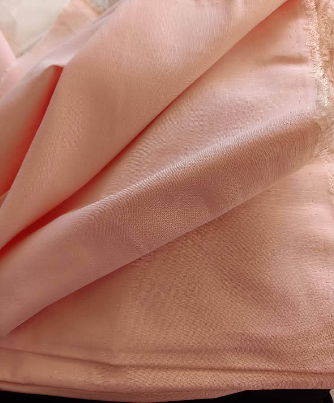 Vải Linen tưng sớ ngang. Màu tím màu cam màu trắng kem. Định lượng 150gsm. Lên áo. Lên quần váy kỹ cần lót