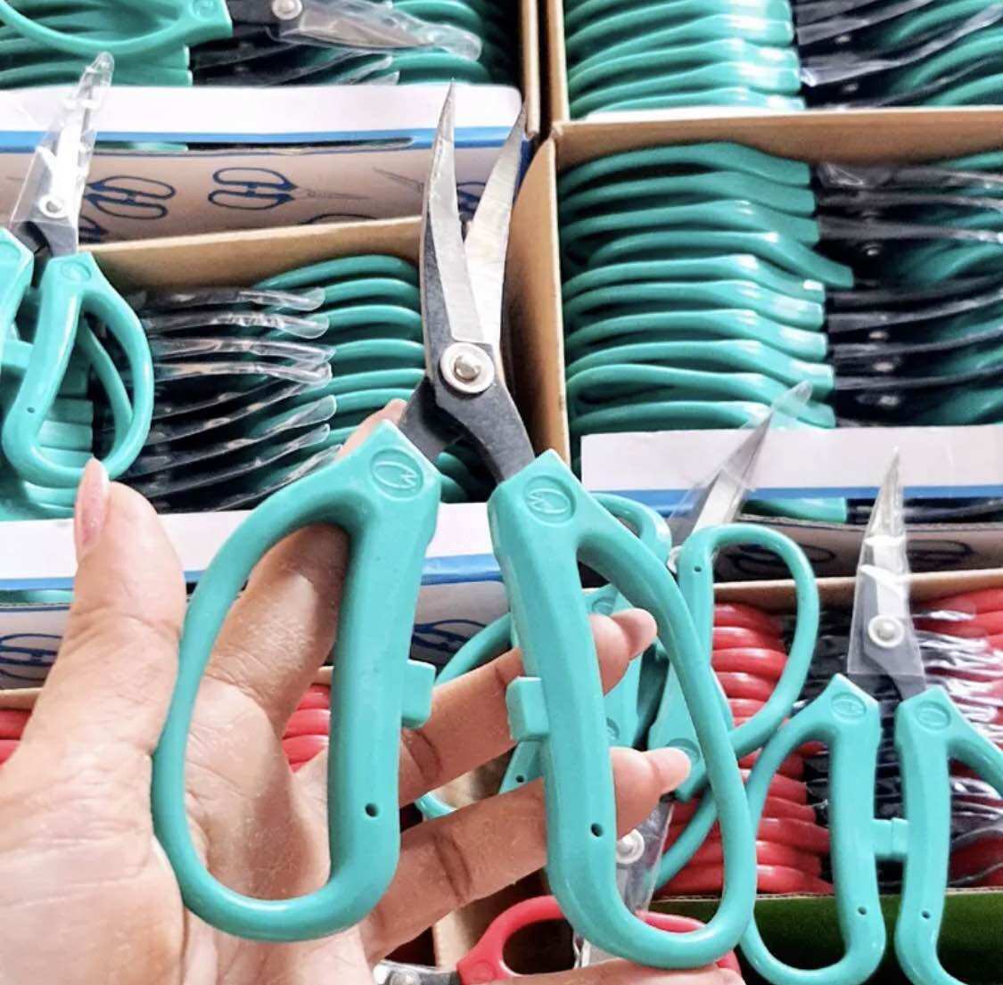 Kéo mũi cong cán xanh cán đỏ lưỡi đen