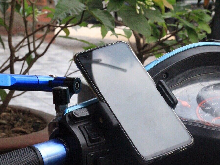 Kẹp điện thoại dán lên đồng hồ xe máy