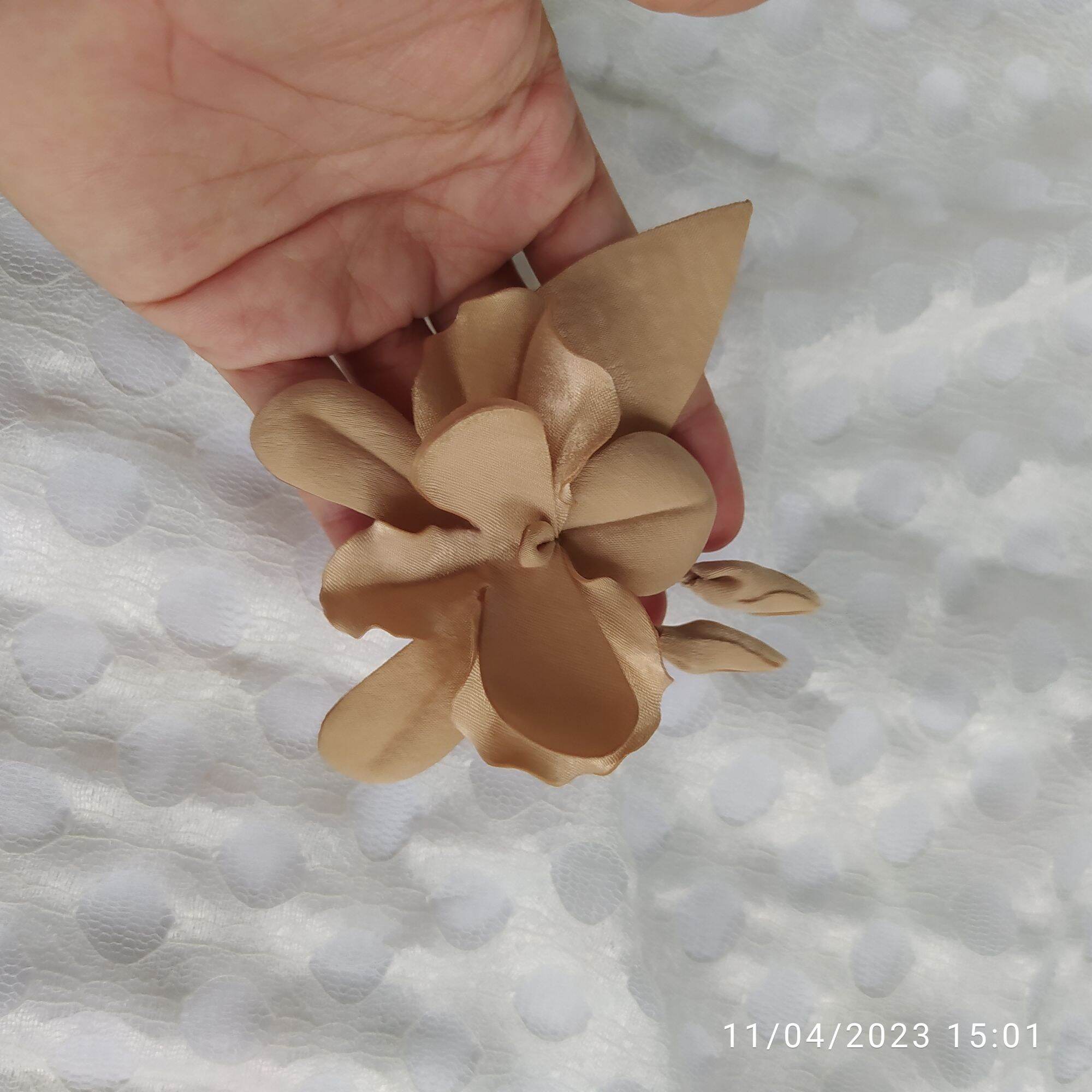 Hoa lan cài áo handmade Canto màu be