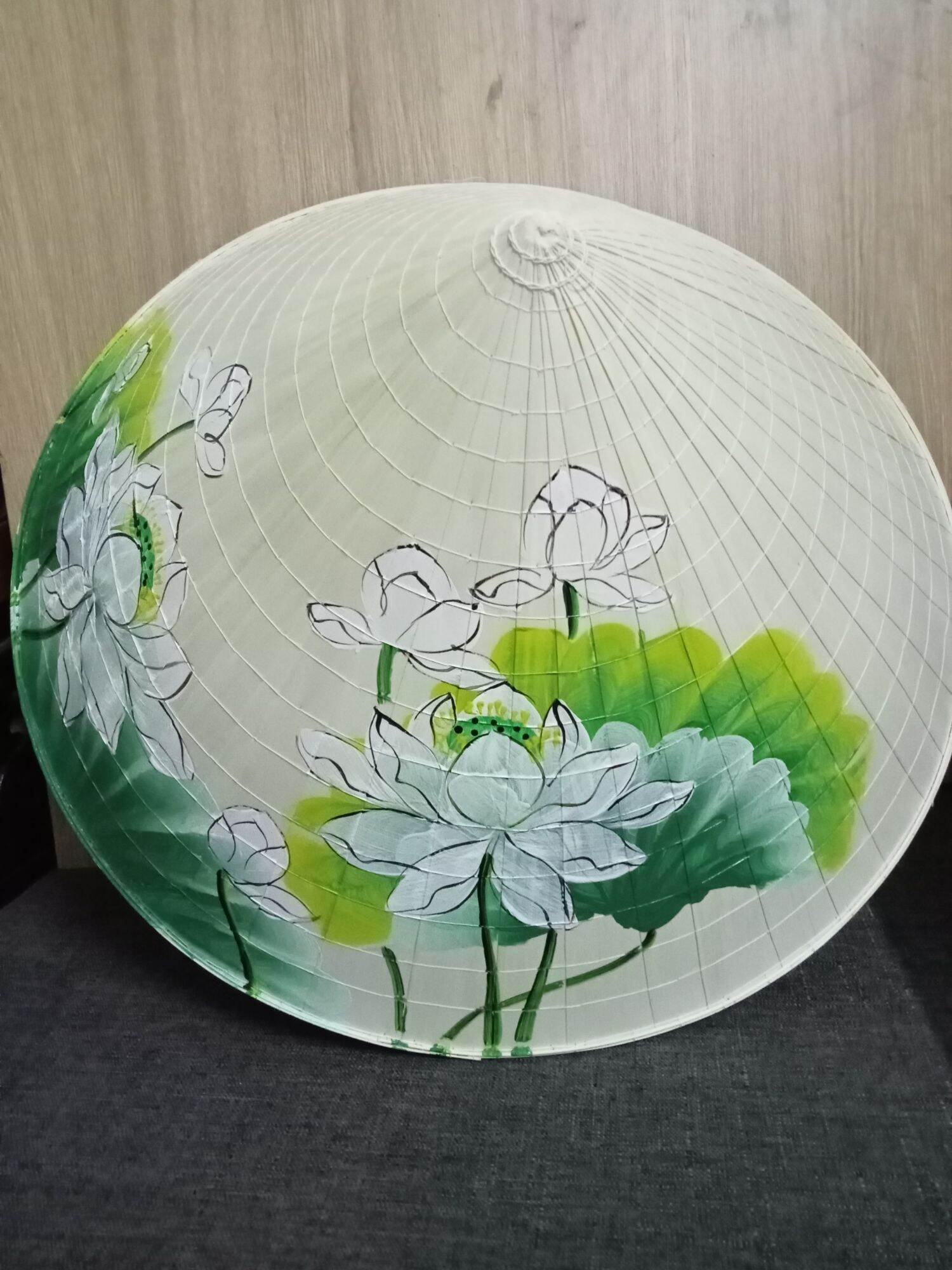 Nón lá trắng vẽ sen trắng