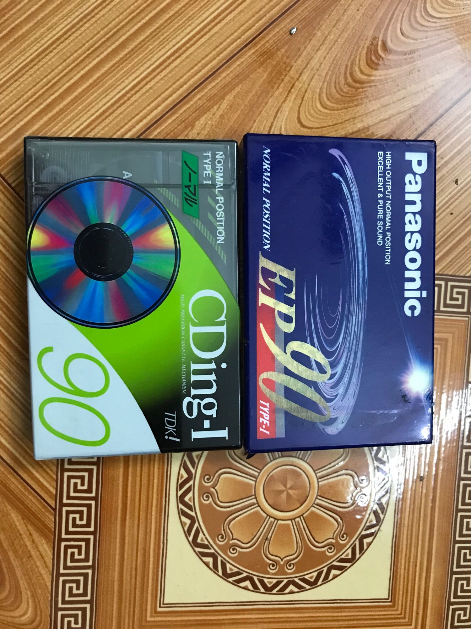 2 băng casette trắng