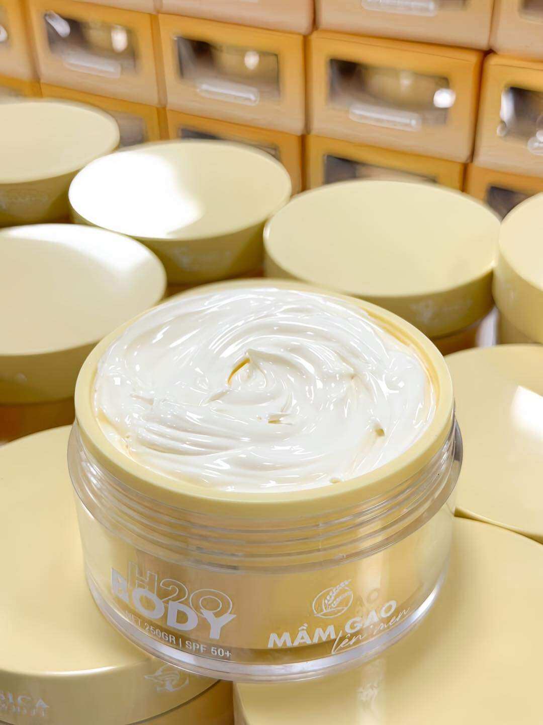 BODY MẦM SICA WHILTE 250G TẶNG KÈM tắm trắng
