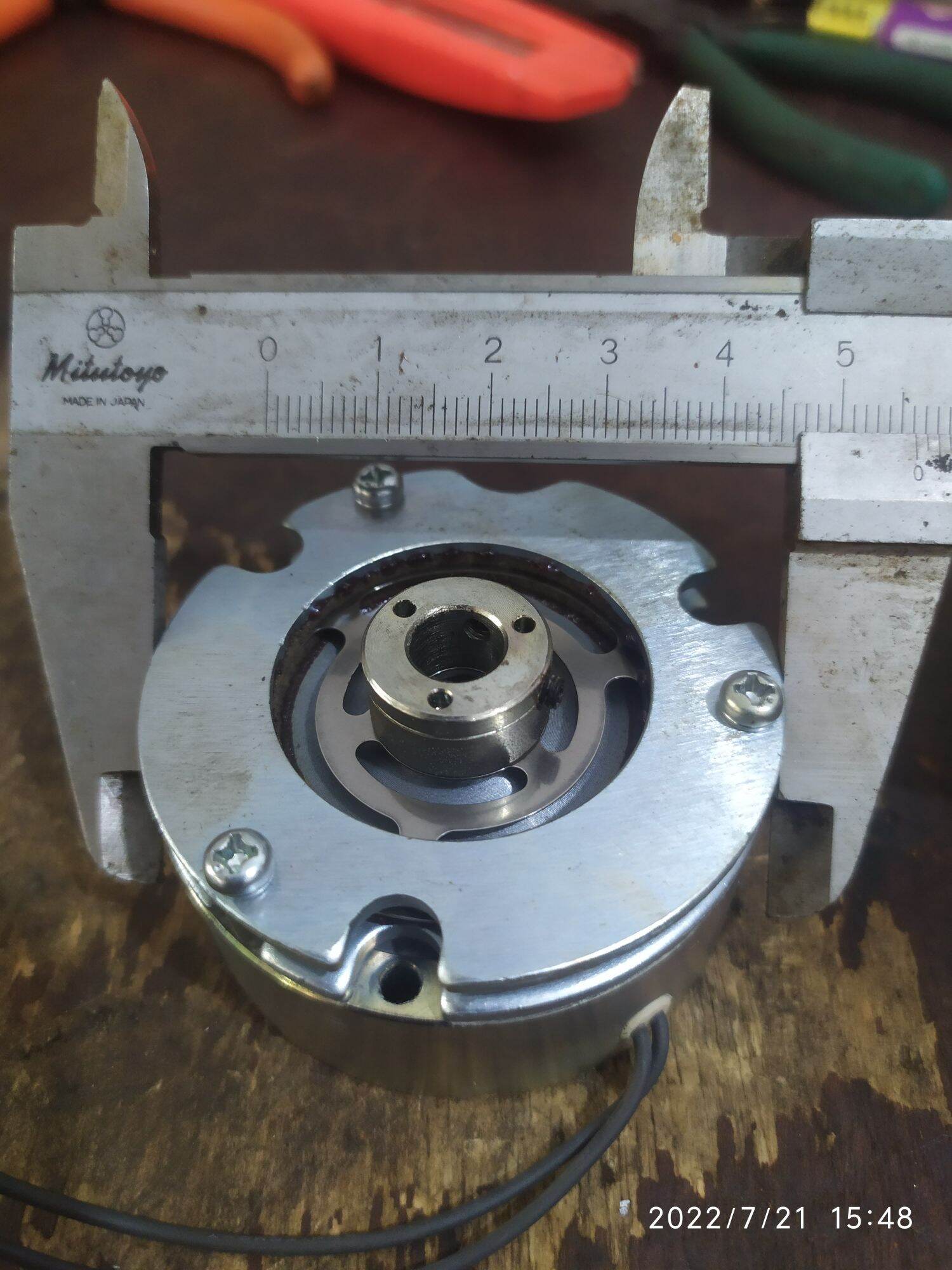 Thắng từ 90v lỗ 8mm tháo Servo
