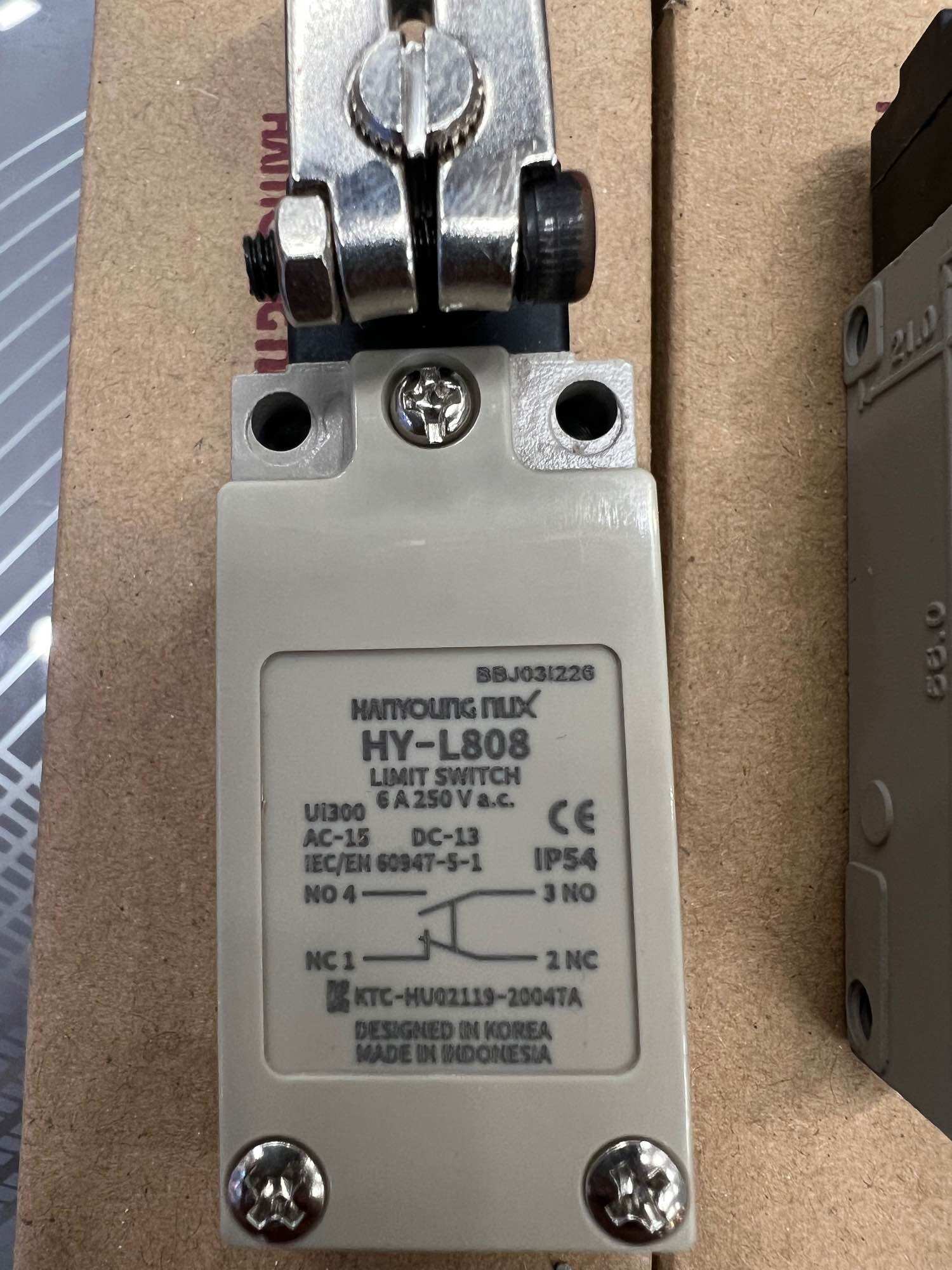 Công tắc hành trình L808 Hanyoung