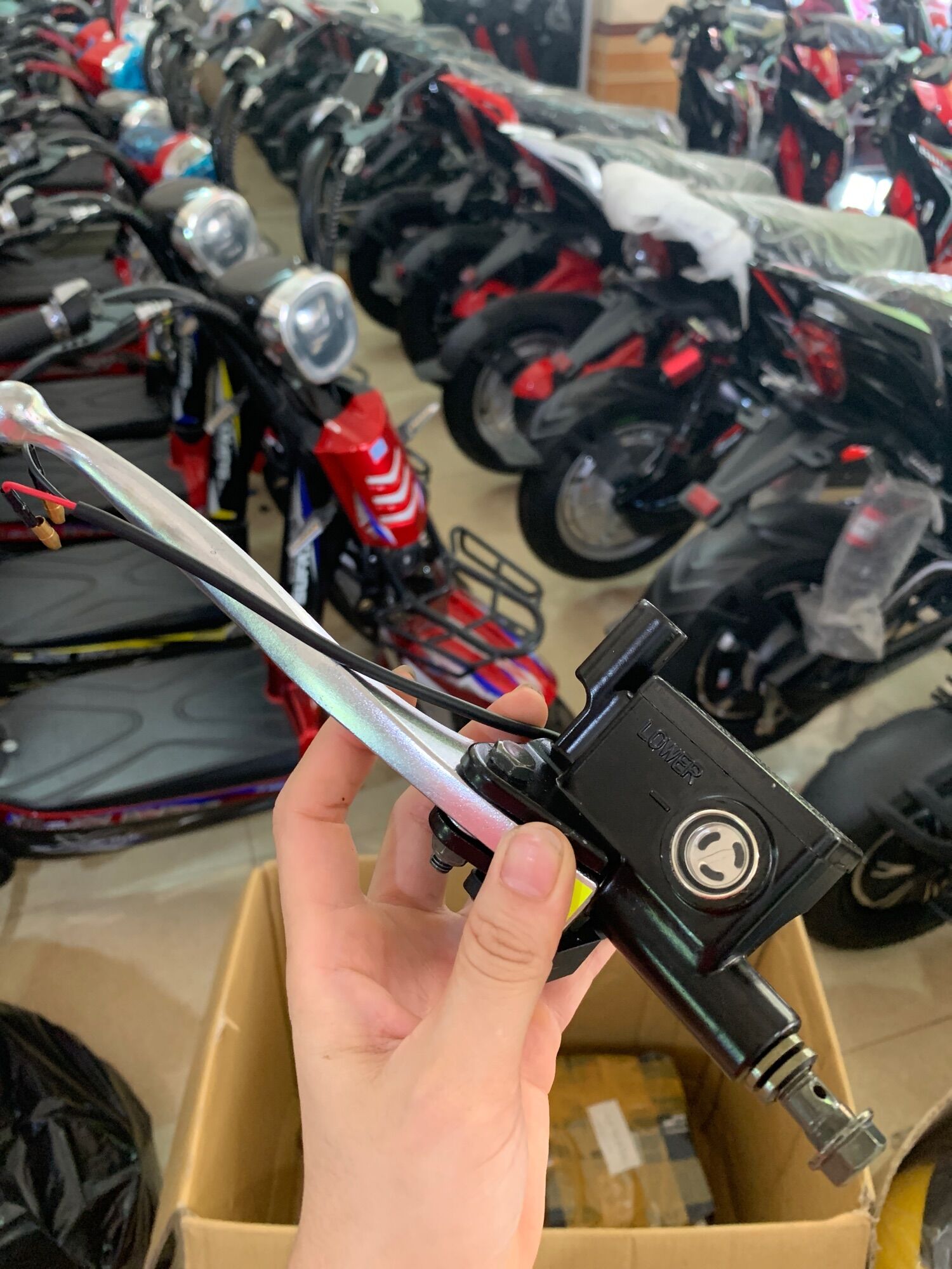 Củ dầu phanh  trên xe điện Vespa