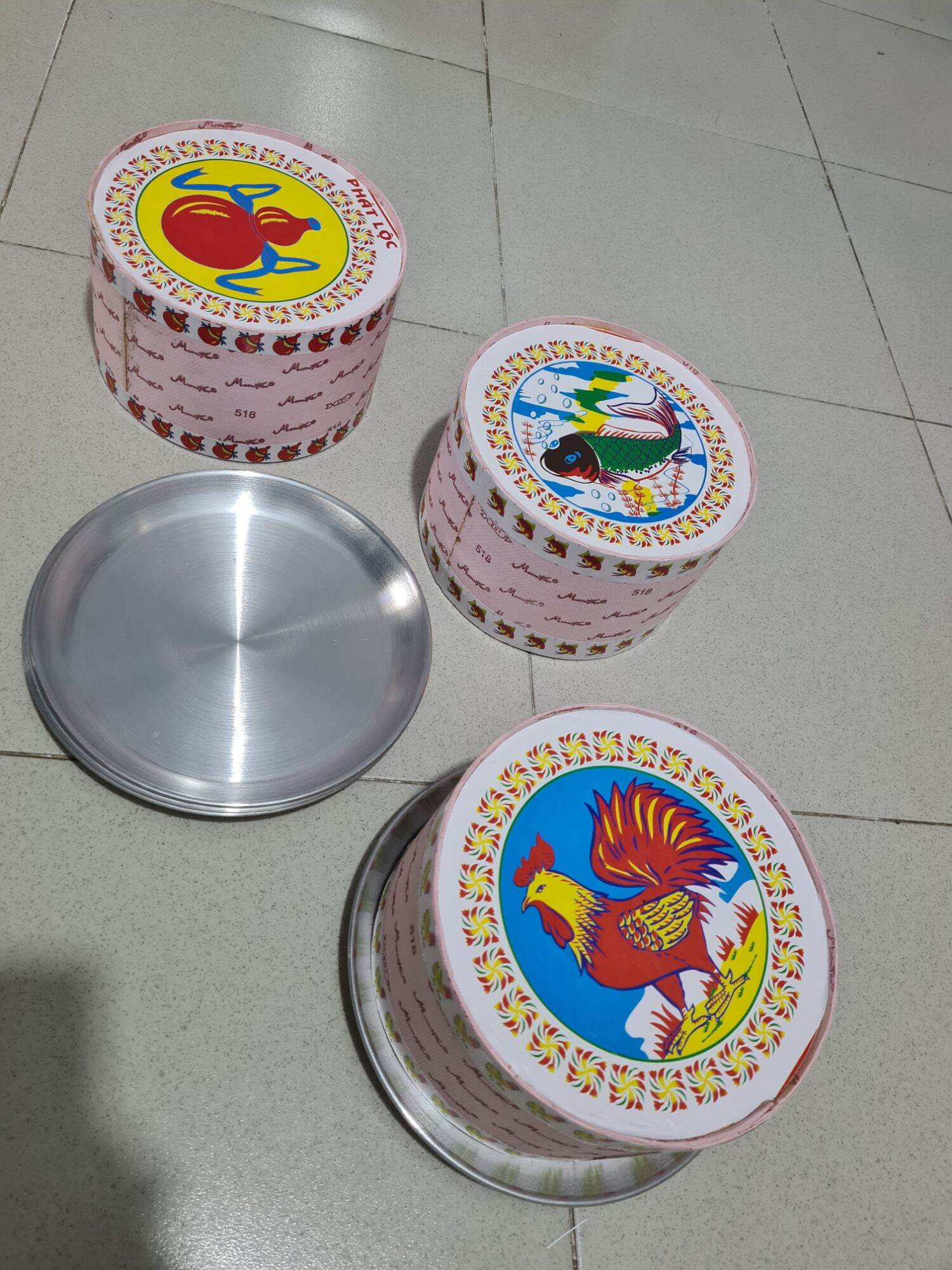 1 bộ thùng giấy mân nhôm để lắc bầu cua