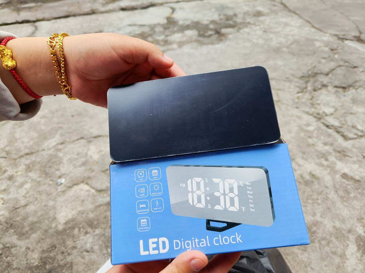ĐỒNG HỒ LED ĐỂ BÀN 8226