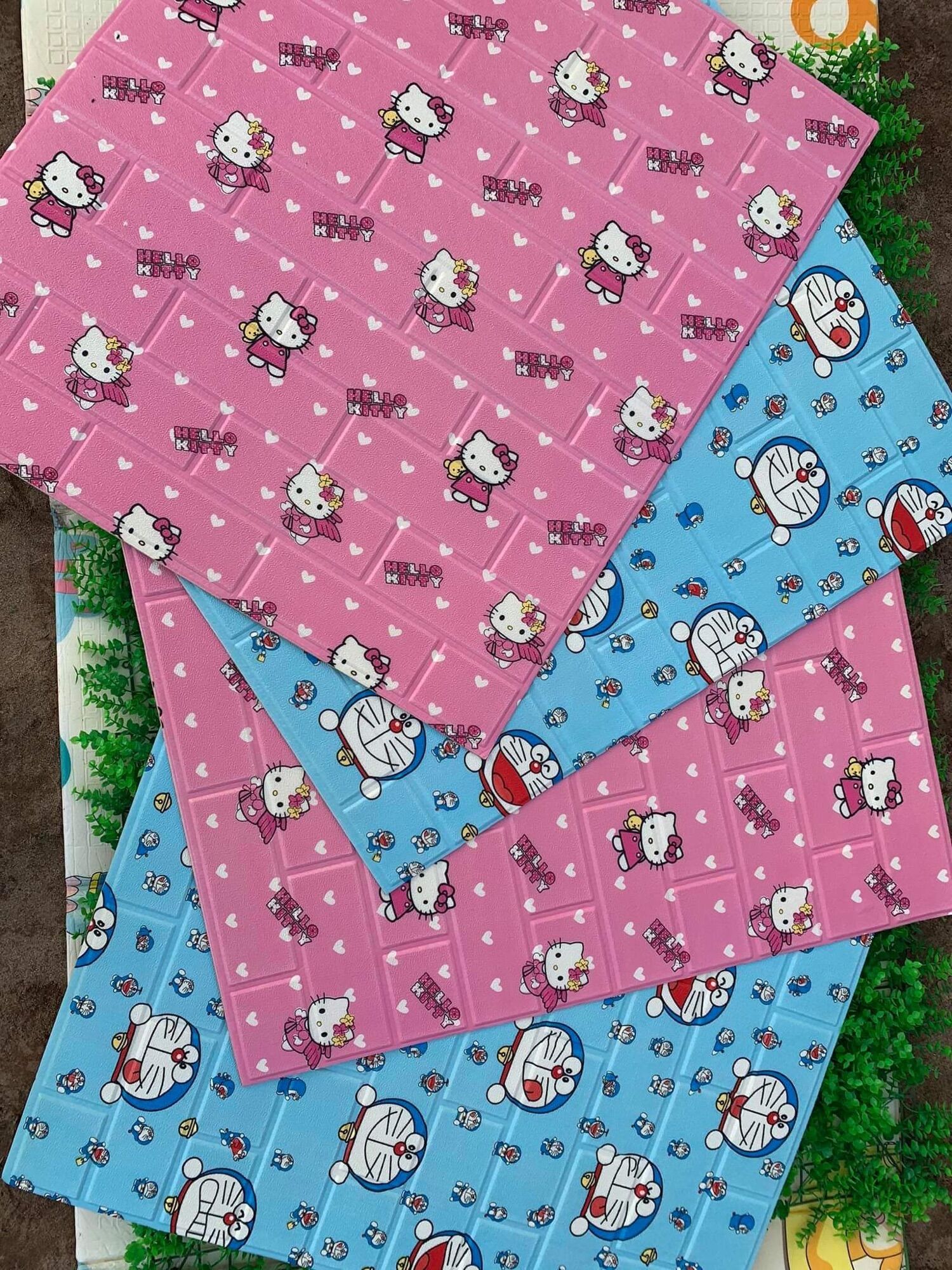 Xốp dán tường Đoraemon và Hello Kitty 70x77cm