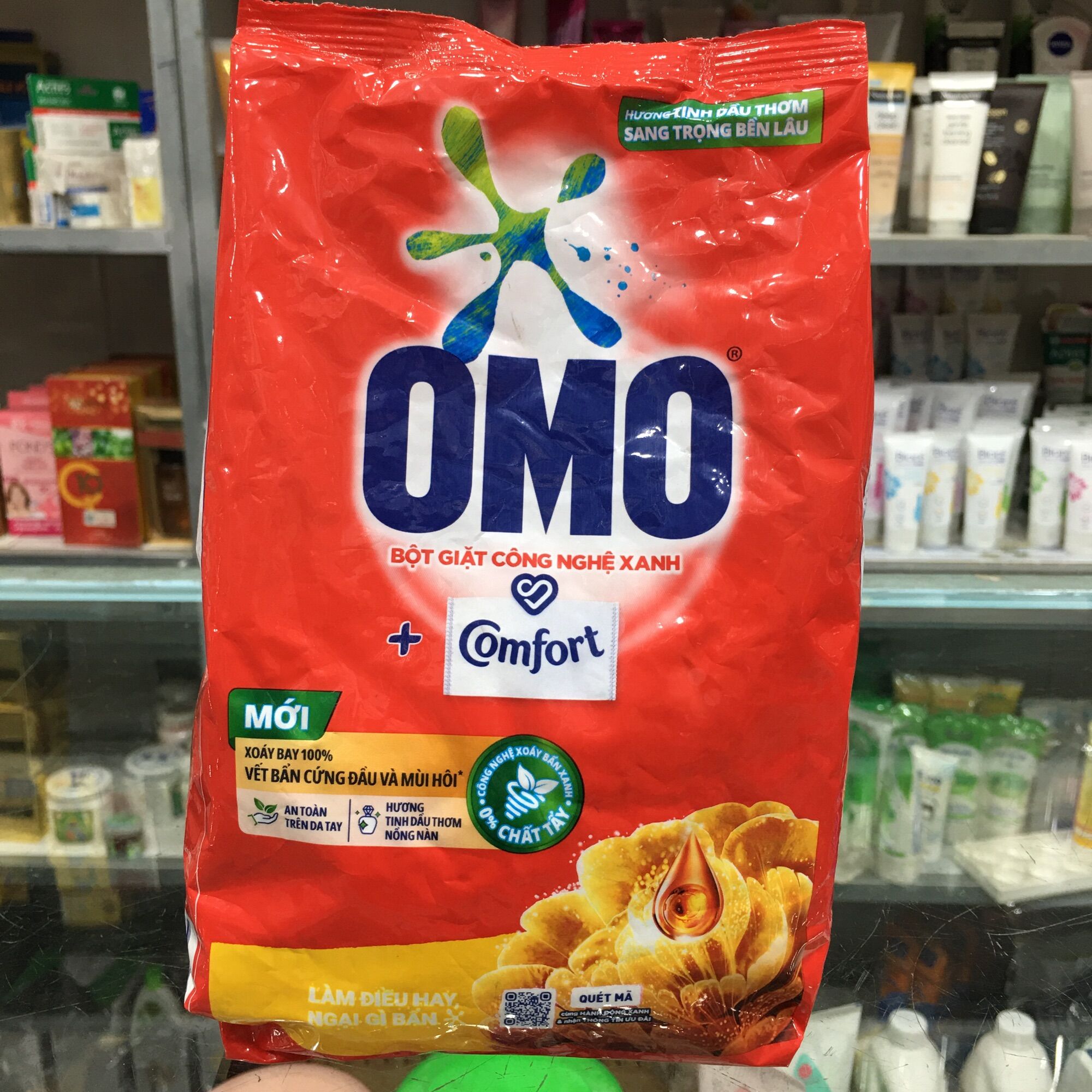 Bột giặt OMO Comfort tinh dầu thơm nồng nàn 700g