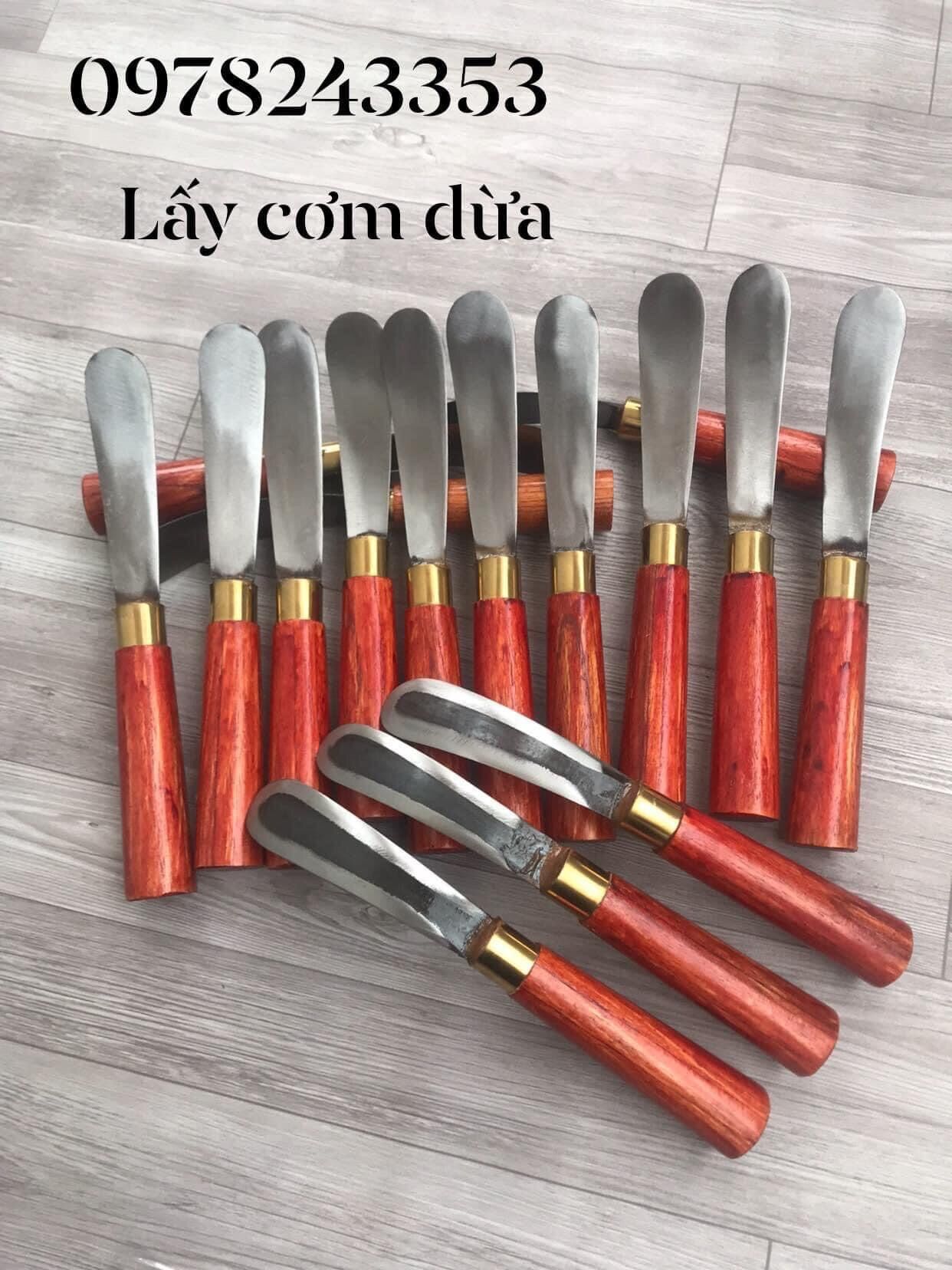 Dao lấy cùi dừa làm mứt bằng nhíp xe