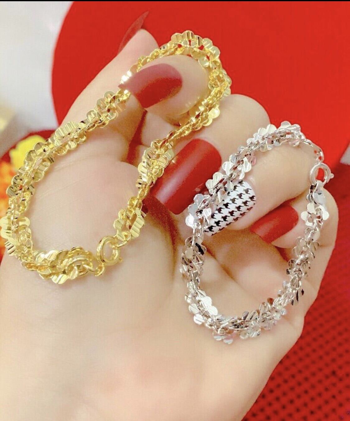 Lắc tay nữ vàng xoắn là món quà tuyệt vời dành tặng cho phụ nữ của bạn. Sự kết hợp giữa chất liệu vàng 18k và thiết kế xoắn nhẹ nhàng sẽ giúp nàng tự tin hơn trong mọi dịp. Hãy để đồng hồ lắc tay nữ vàng xoắn trở thành món trang sức thể hiện phong cách thời trang của bạn.
