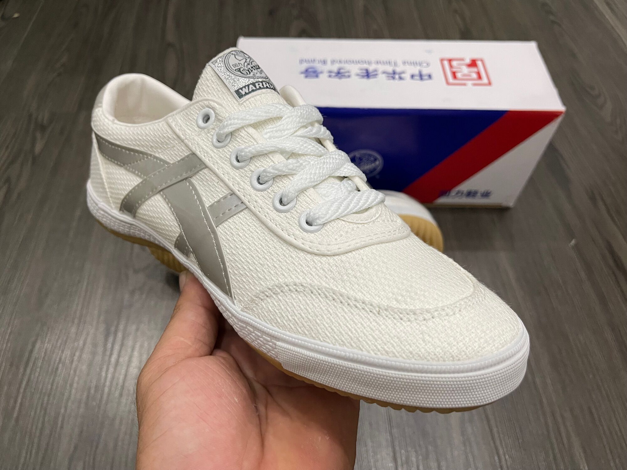 Giày Bata siêu phủi Warrior New Trắng Bạc.