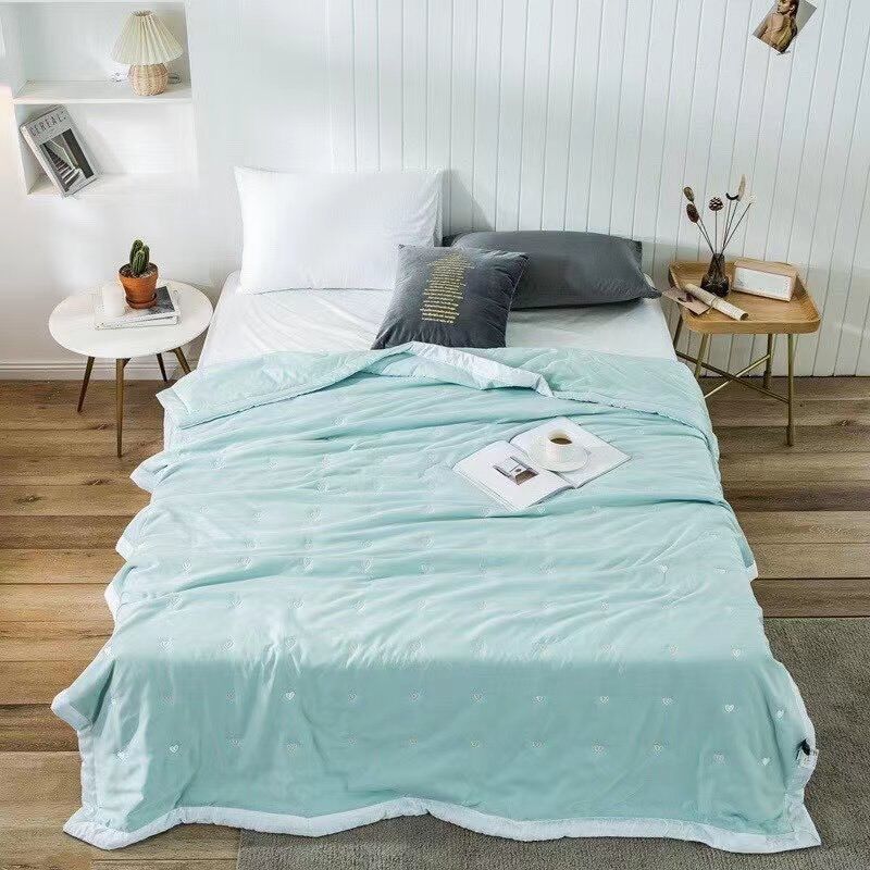 Chăn lụa thêu tim mềm mịn, thoáng mát