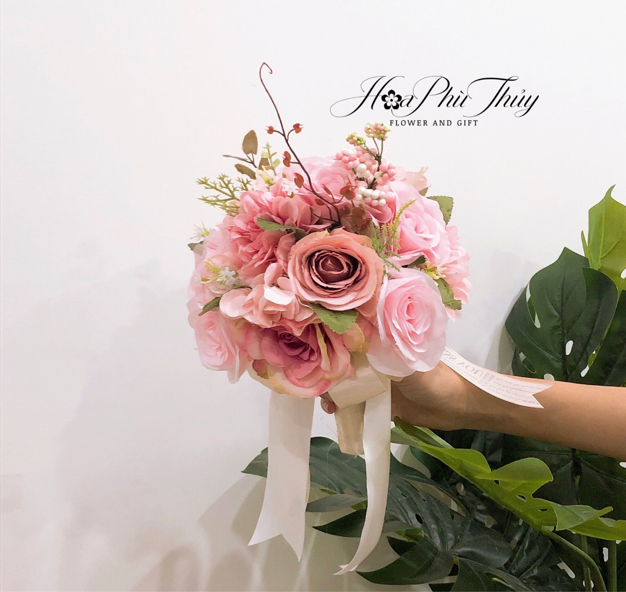 Hoa cưới cầm tay cô dâu bằng lụa cao cấp