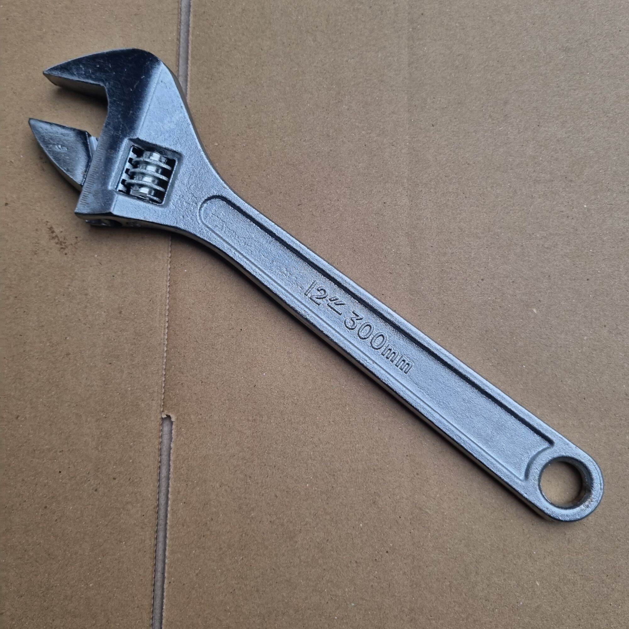 Mỏ lết màu đen, trắng ngẫu nhiên 12"