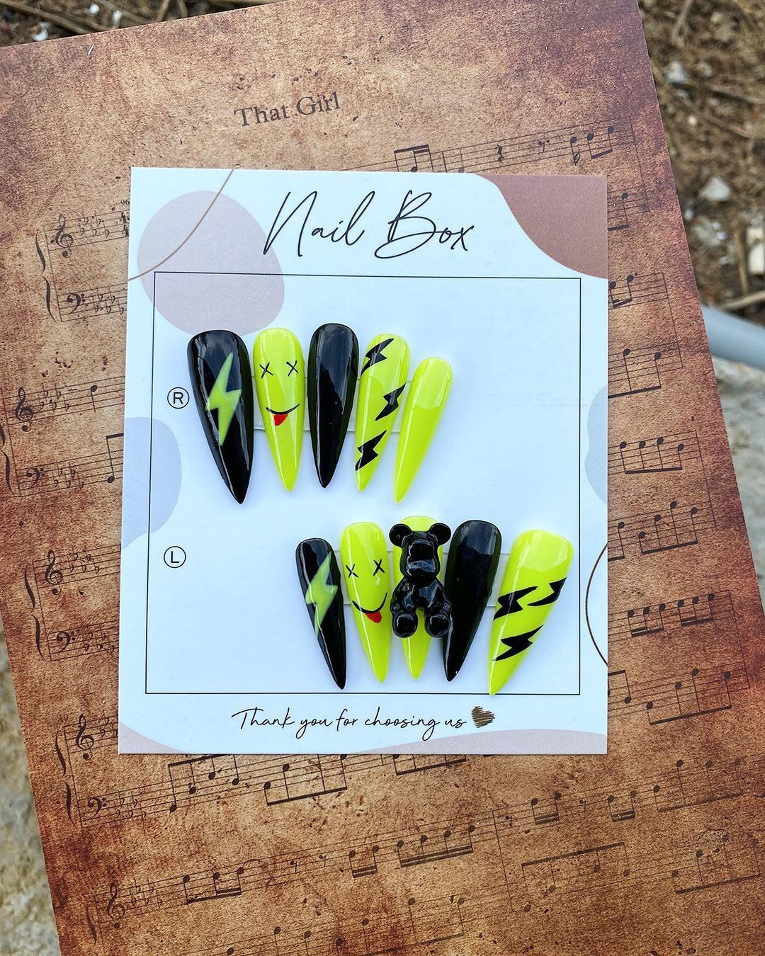 Nailbox gắn charm gấu bearbrick