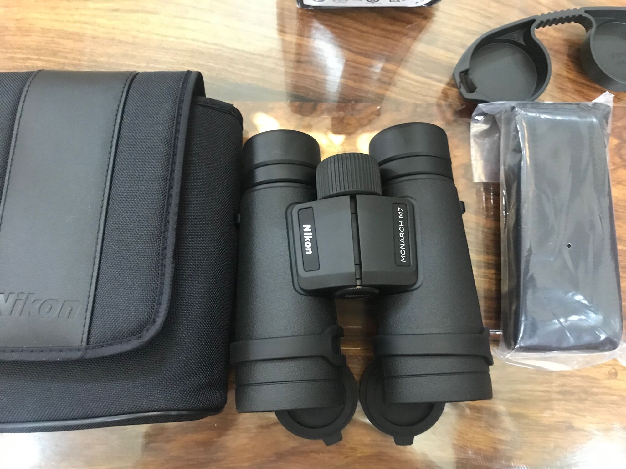 Ống nhòm Nikon Monarch M7 10x42, kính ED, chống nước, bảo hành 1 năm lỗi tự phát sinh như lệch trục vào nước