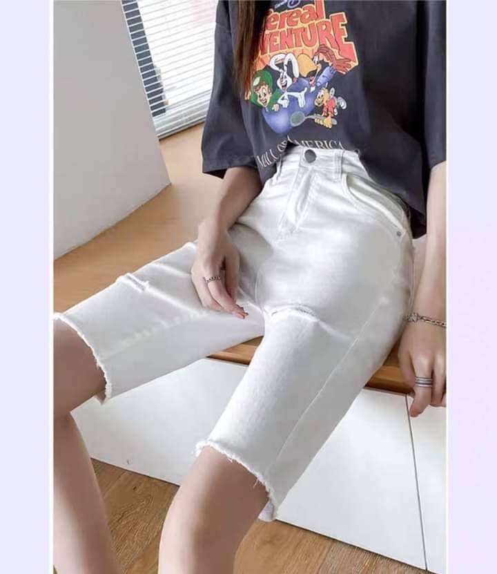 Set crop trắng cup-out ngực + chân váy form A