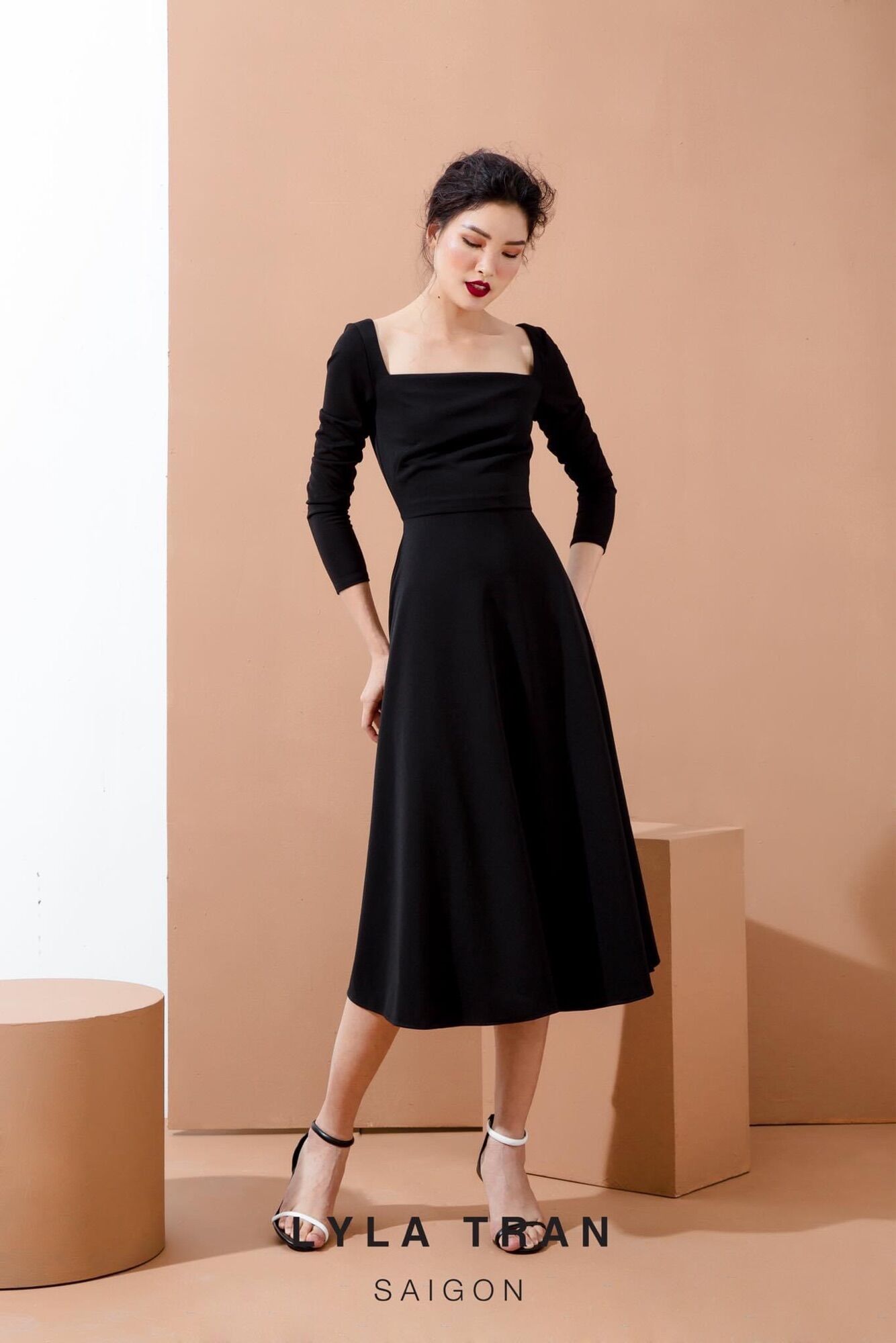 Đầm cổ vuông tay dài phom A màu đen (LITTLE BLACK)