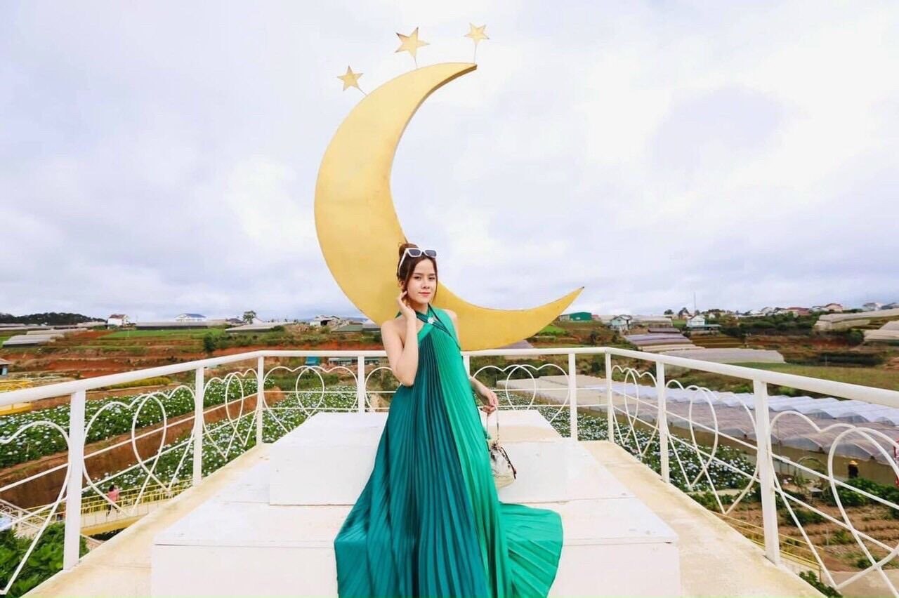 Maxi dập ly cổ yếm phối 2 màu, Freesize đầm maxi dập ly cổ yếm hở lưng chất liệu: phi lụa dập Size: free sz dưới 55kg tuỳ chiều cao, hình sàn thật hàng Thiết kế Sỉ sll giá