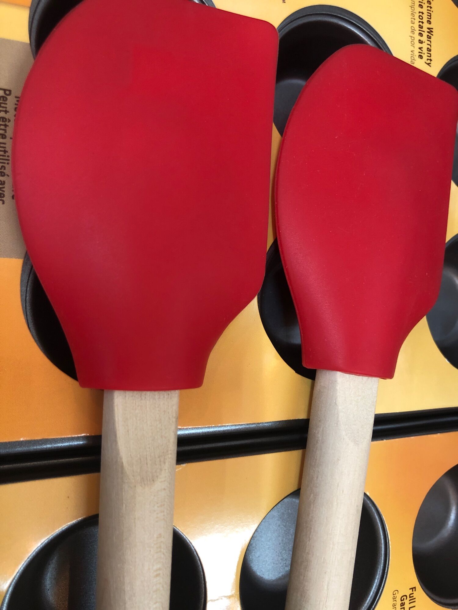 Cây vét bột silicone đỏ cán gỗ