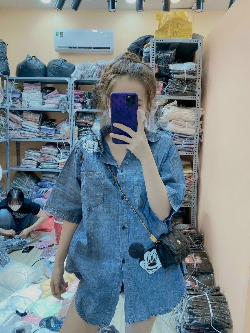 Sơmi jeans Chuột Mickey hót . Vải mềm đẹp . Freesize fom dấu quần