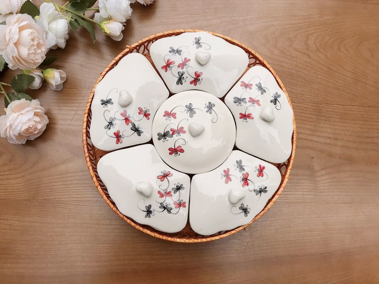 Khay đựng mứt Tết. Gốm sứ Bát Tràng.