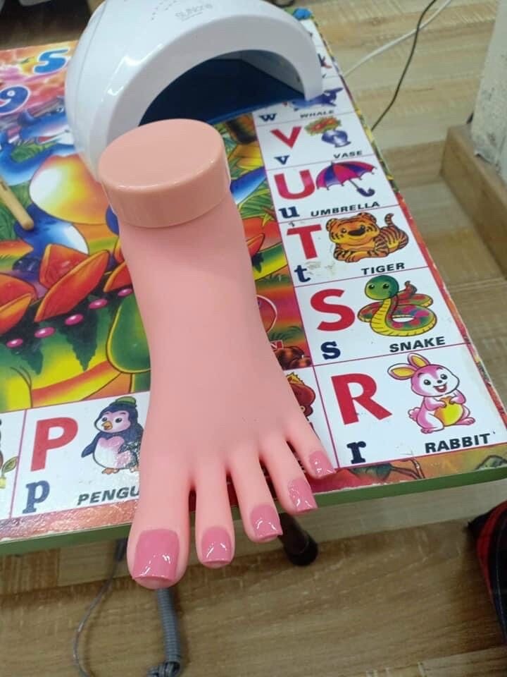 Bàn chân silicon lên mẫu thực hành nail