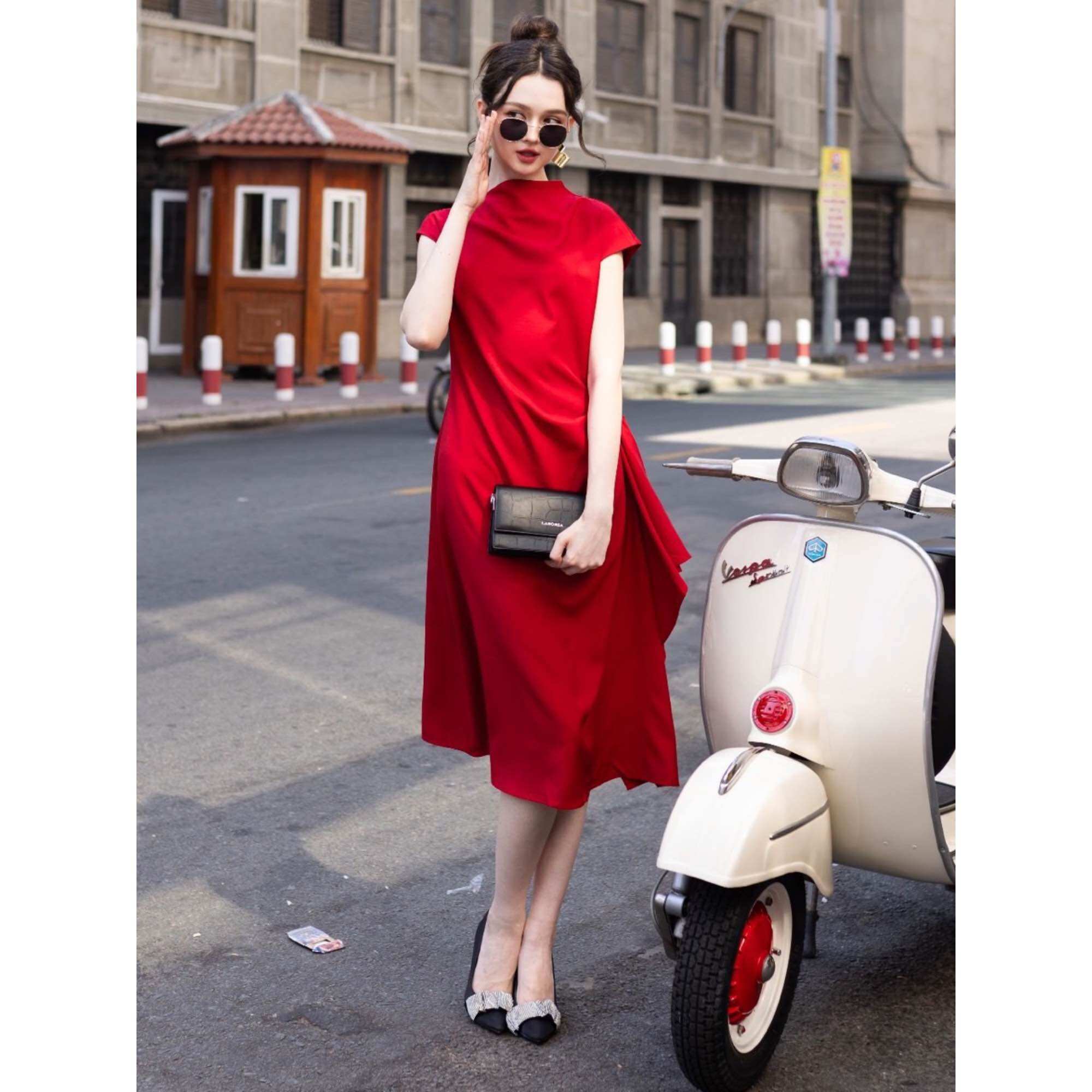 Đầm đỏ cổ cao vạt xéo ngado