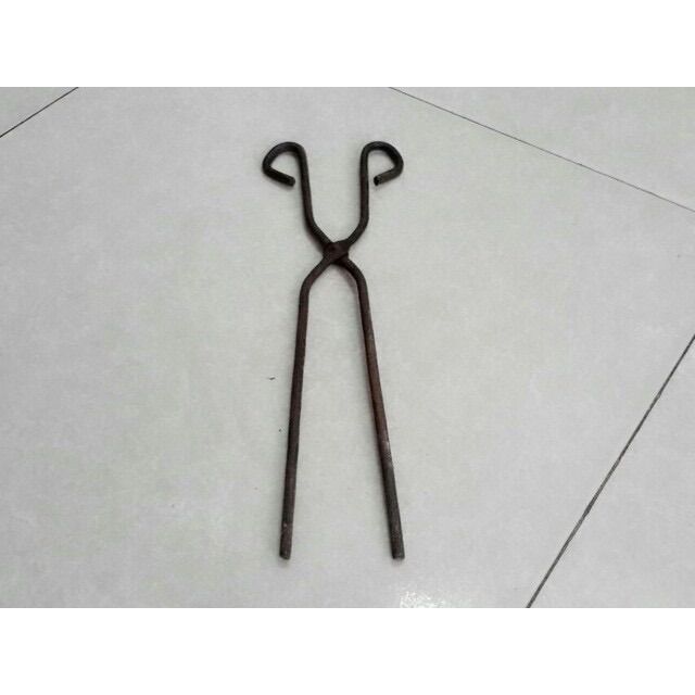 Kẹp gắp than tổ ong bằng sắt phi 6