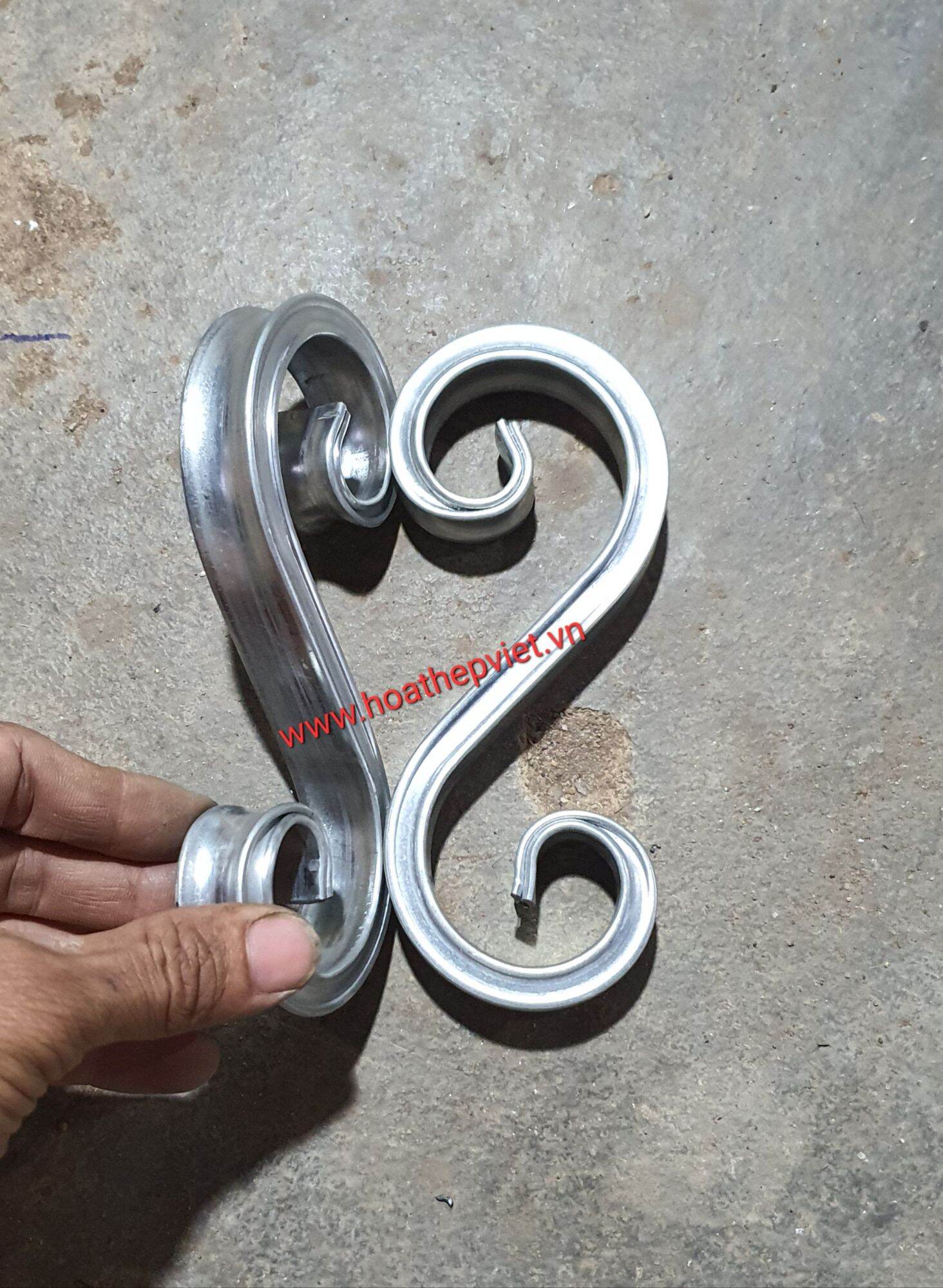 2 cái chữ S sắt uốn nhỏ xinh bao đẹp