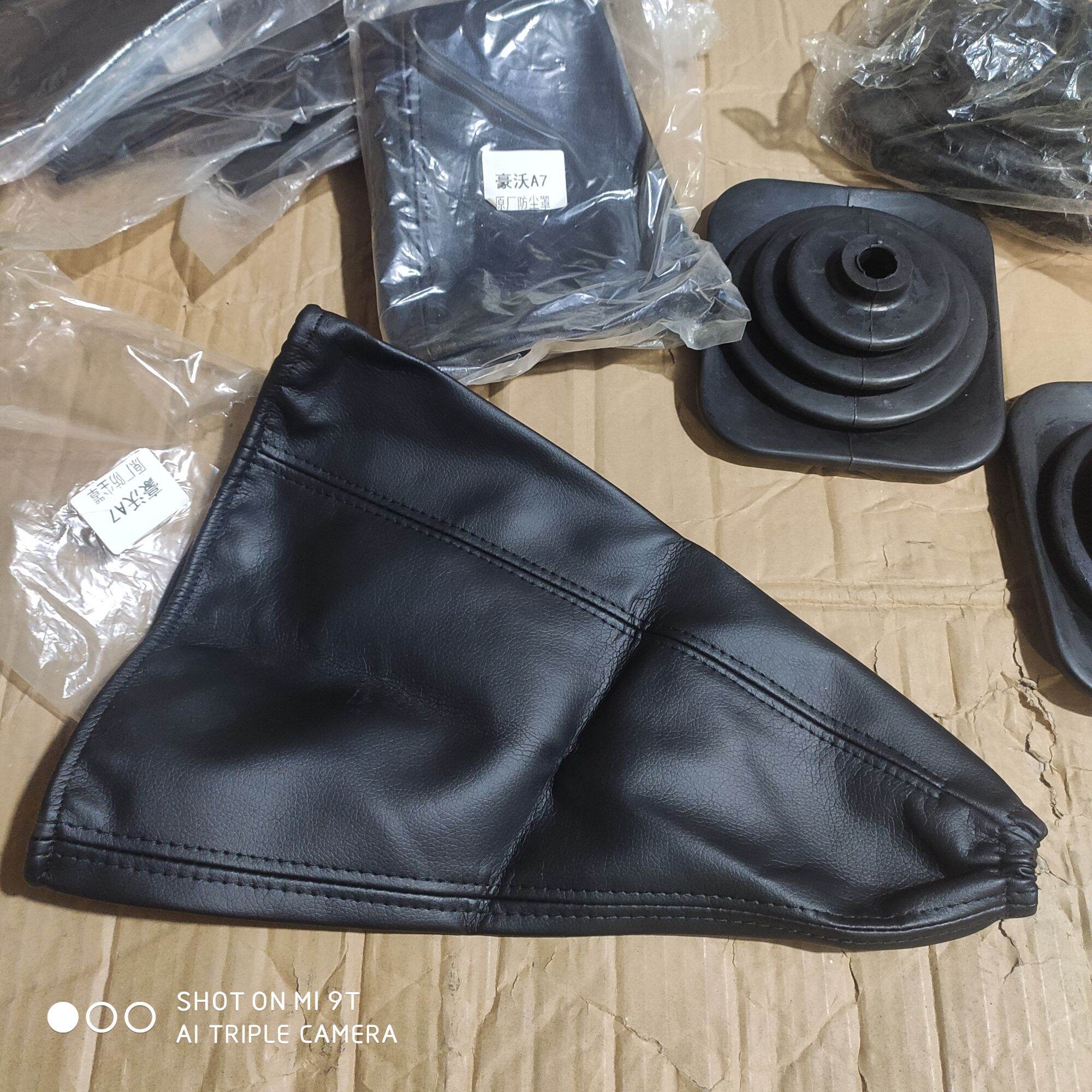 KMDB. Bao da chụp bụi cần đi số Howo A7. che bụi tay số Howo A7 bằng da bao cần số A7. VIE PARTS