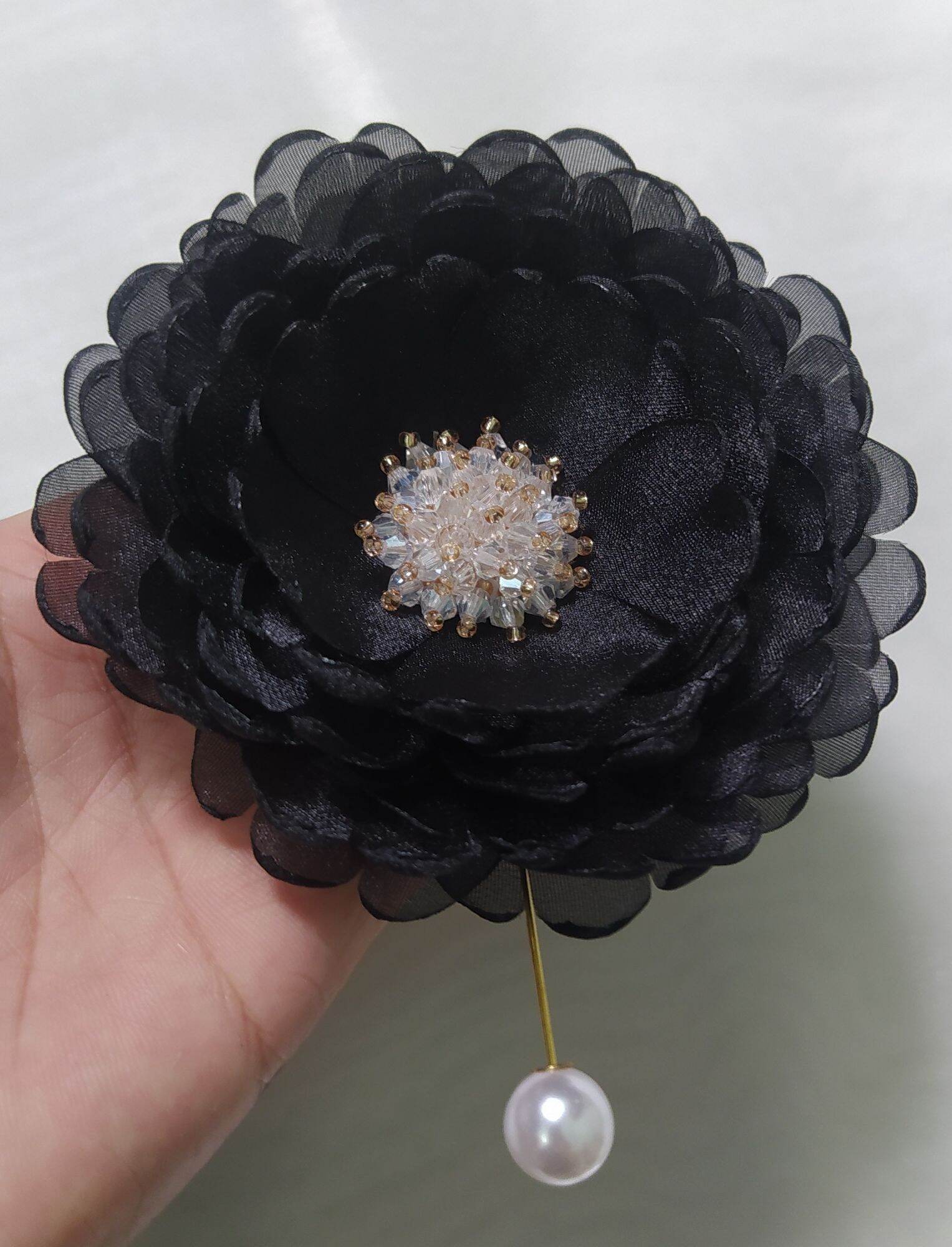 Hoa cài áo handmade Canto màu đen nhụy pha lê