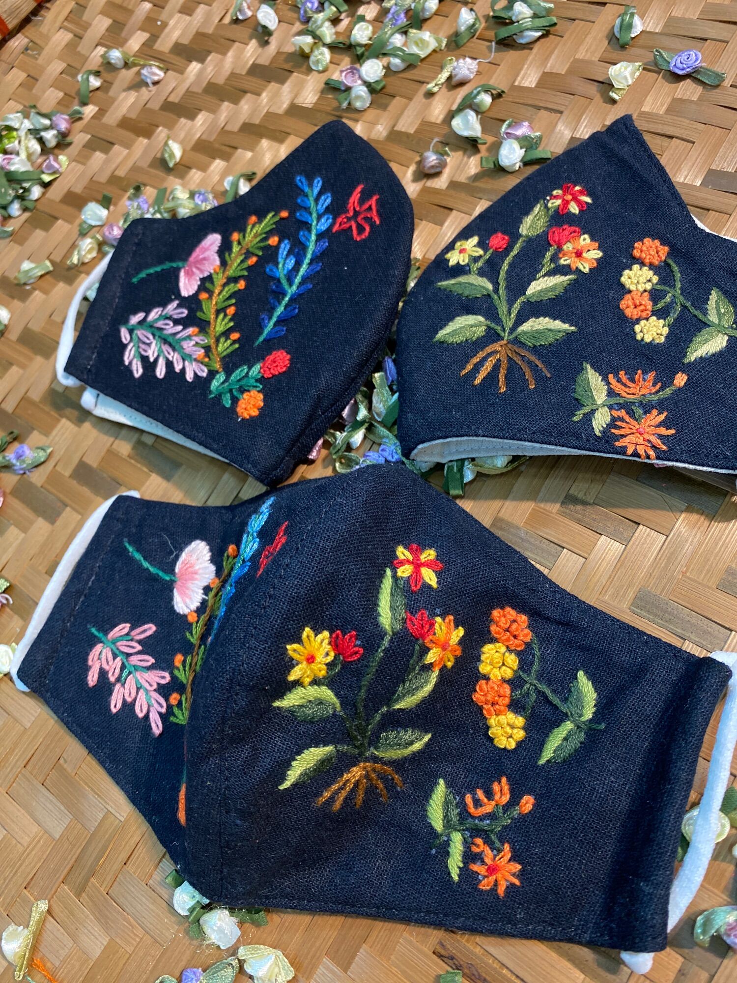 Khẩu trang thêu tay vải linen (handmade by Pong )