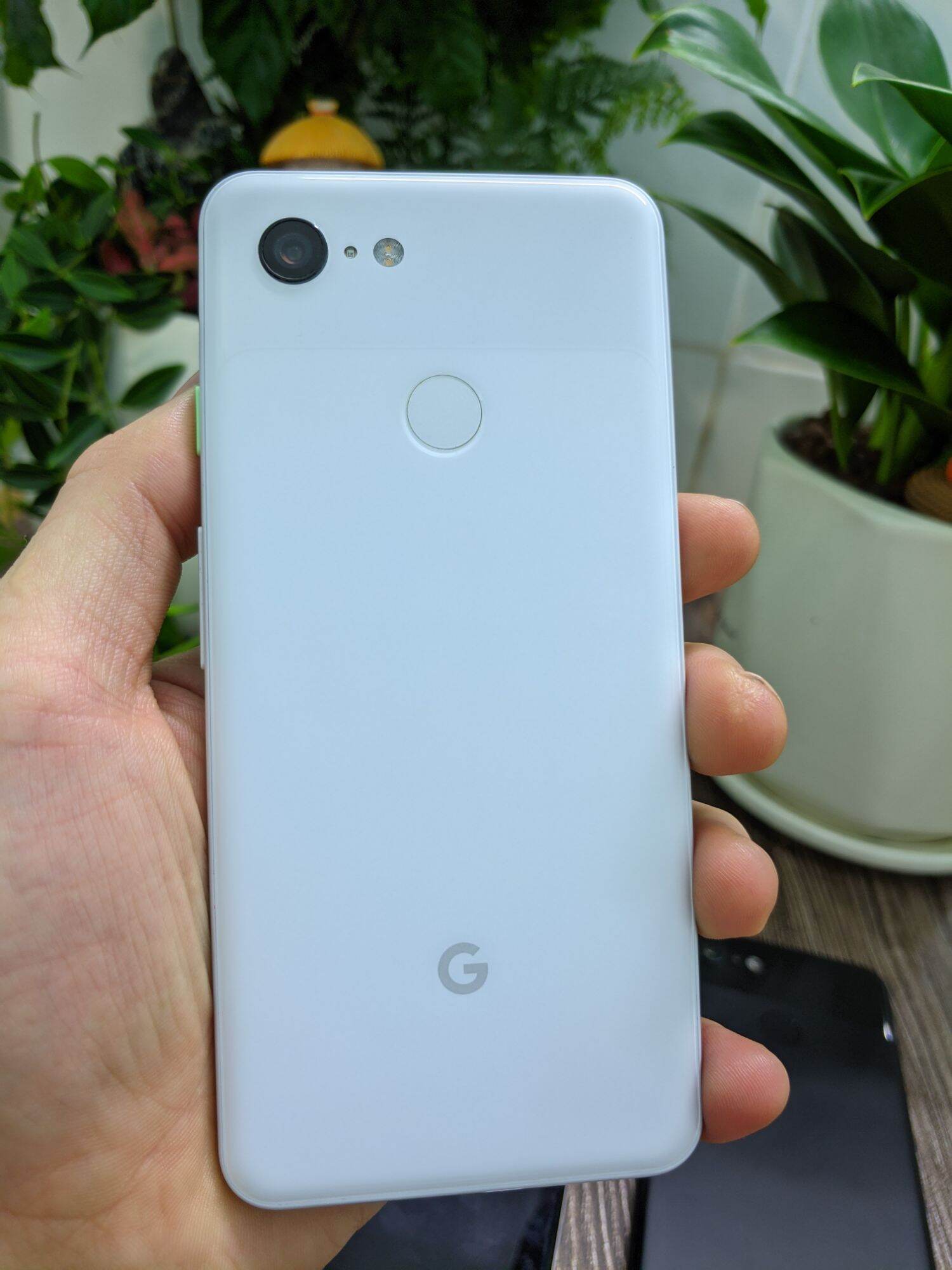 Điện thoại GOOGLE PIXEL 3 nhỏ gọn, máy phụ cực chất