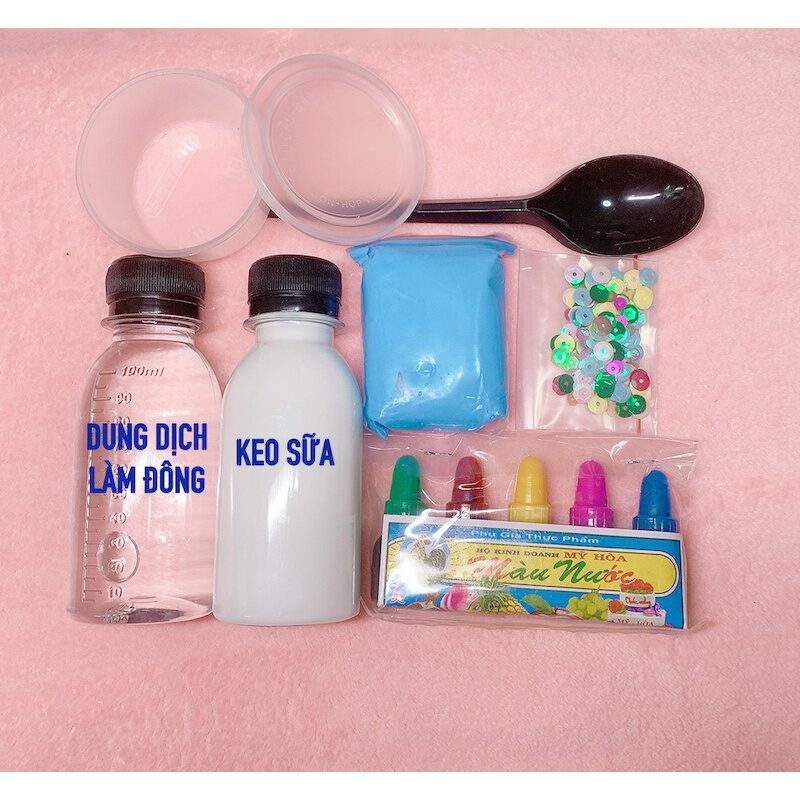 Bộ kit làm slime 7 món bao gồm:
- dung dịch làm đông 100ml
- keo sữa 100ml
- clay 1 gói
- cốm tuyến trang trí
- combo 5 màu nước
- hủ nhỏ
- muỗng